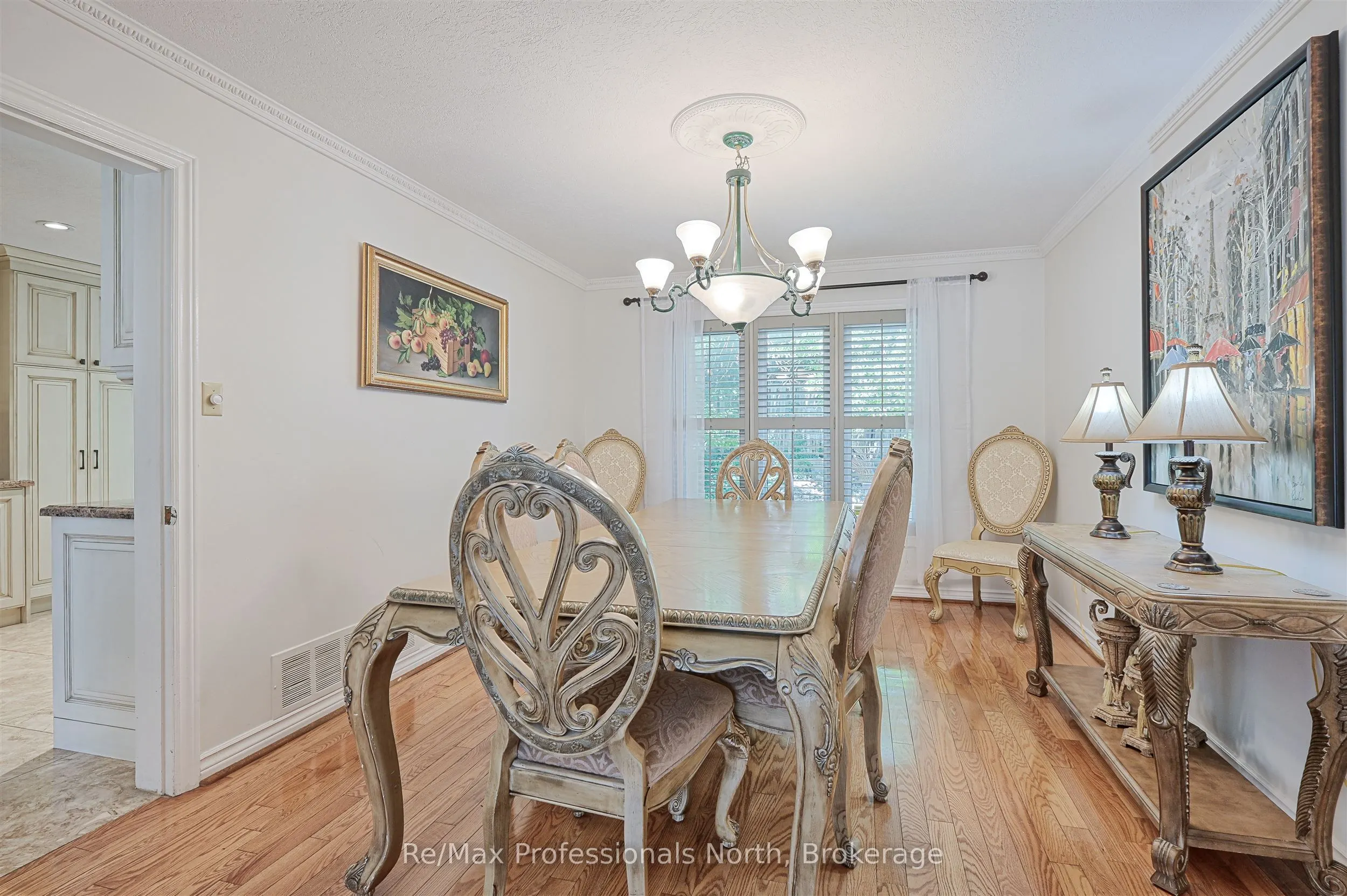 8 Elmsley Drive E