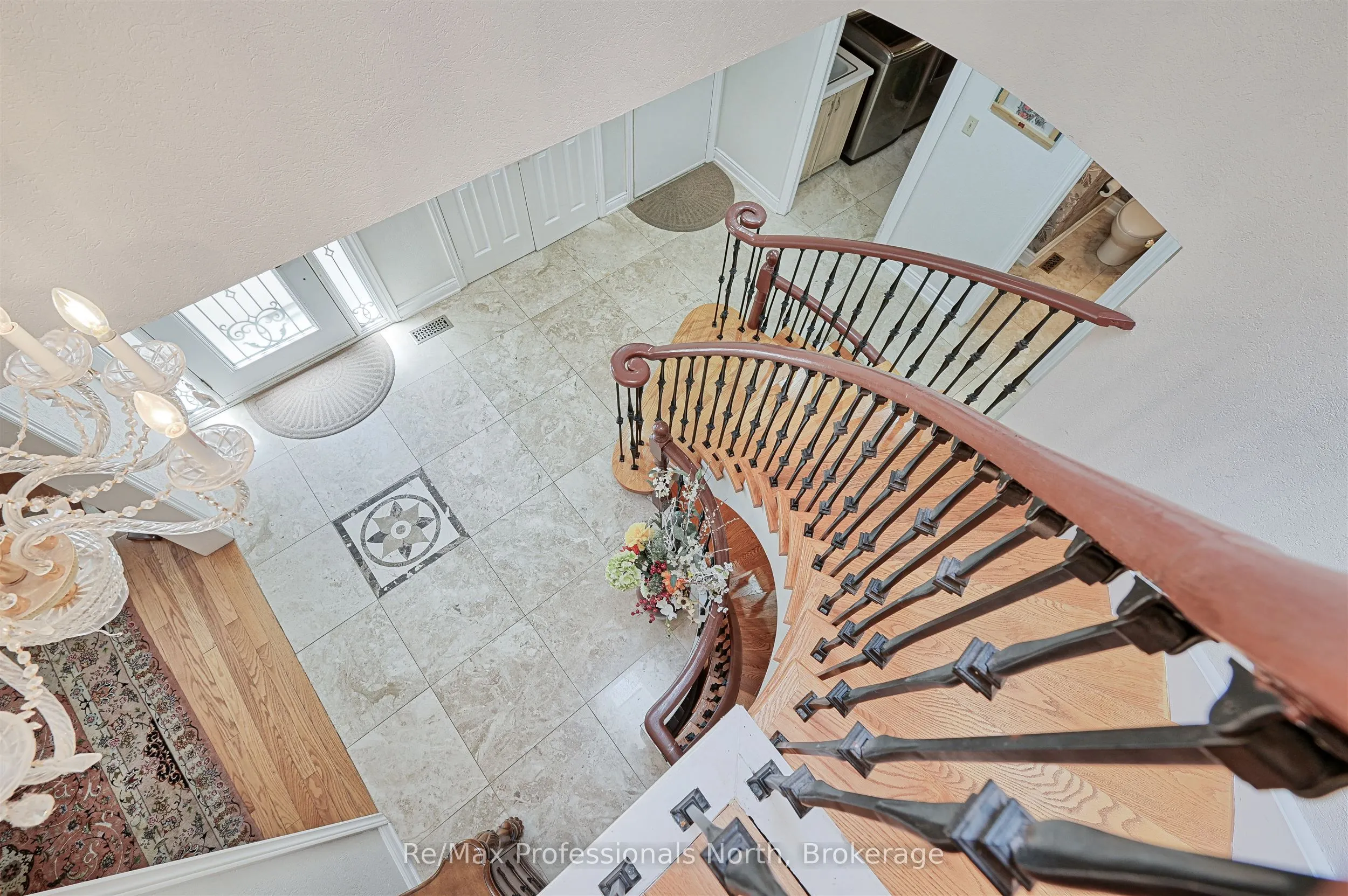 8 Elmsley Drive E