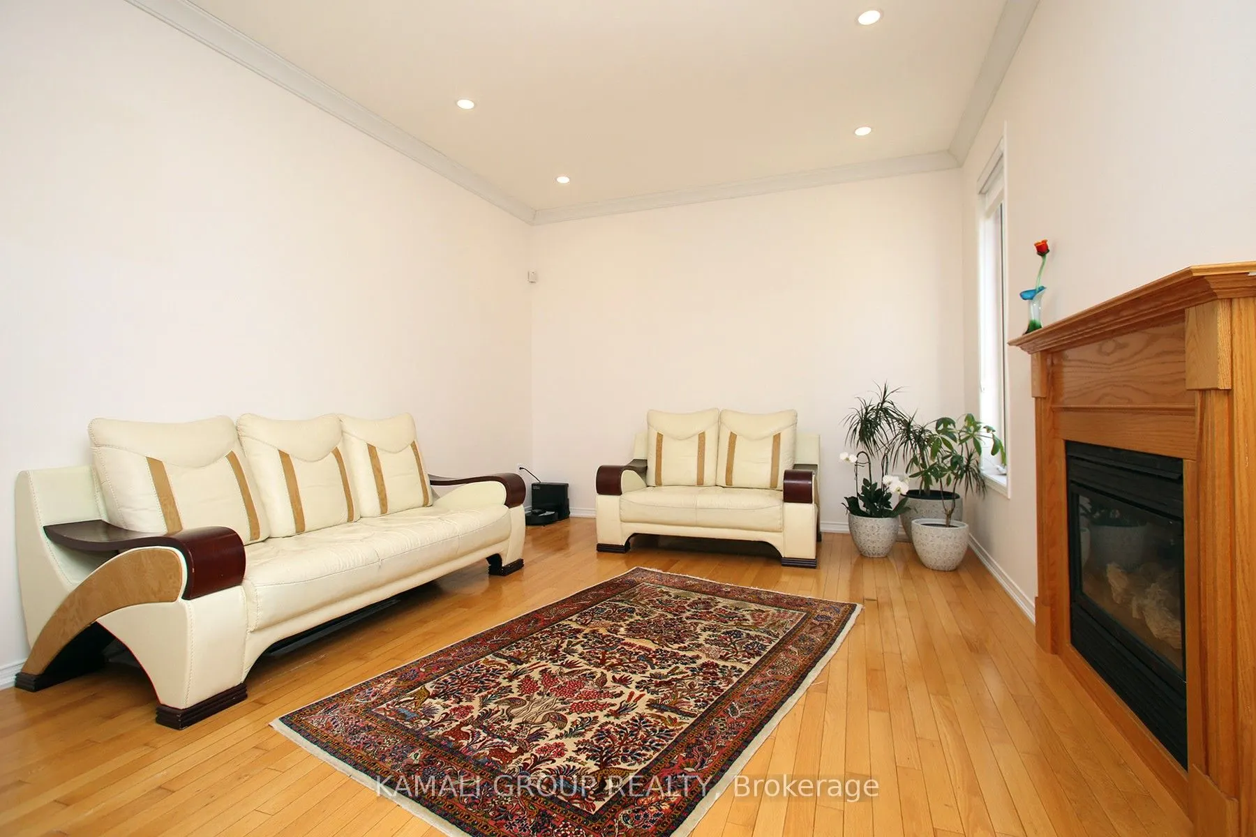 6 Glenis Gate