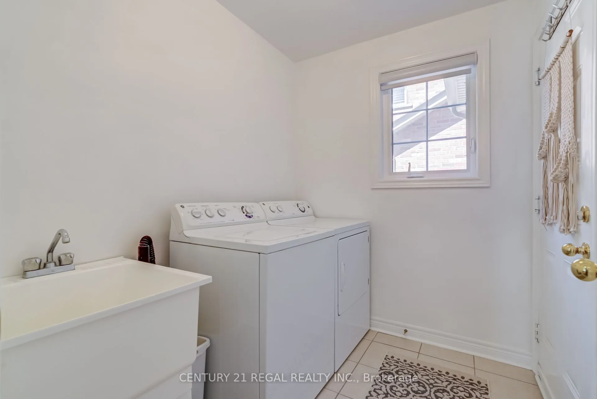 4 Hayfield Avenue