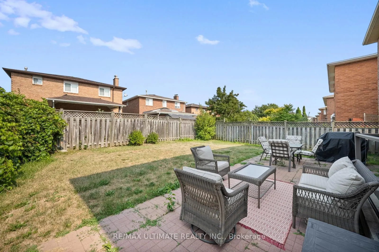 210 Ridgefield Crescent