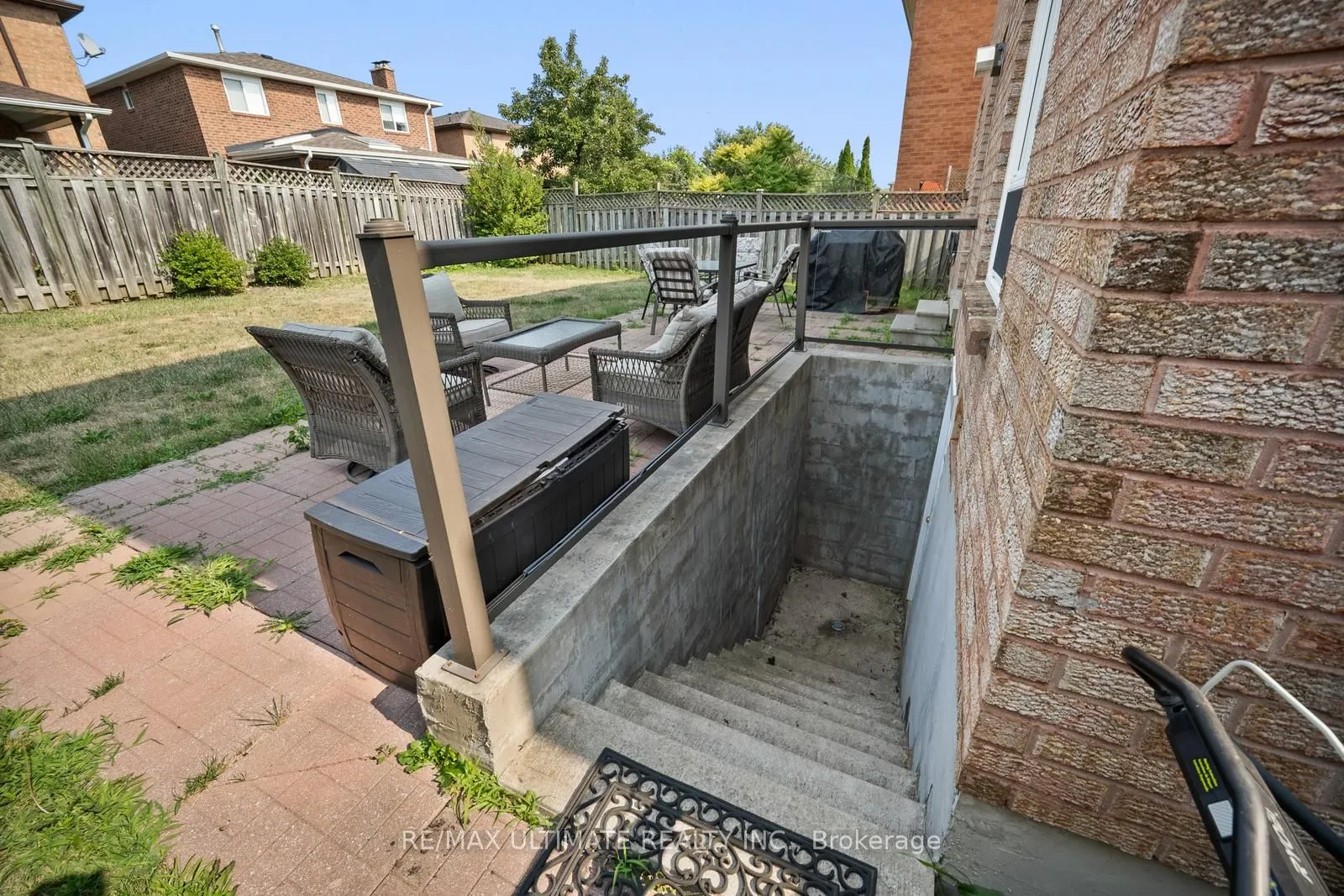 210 Ridgefield Crescent