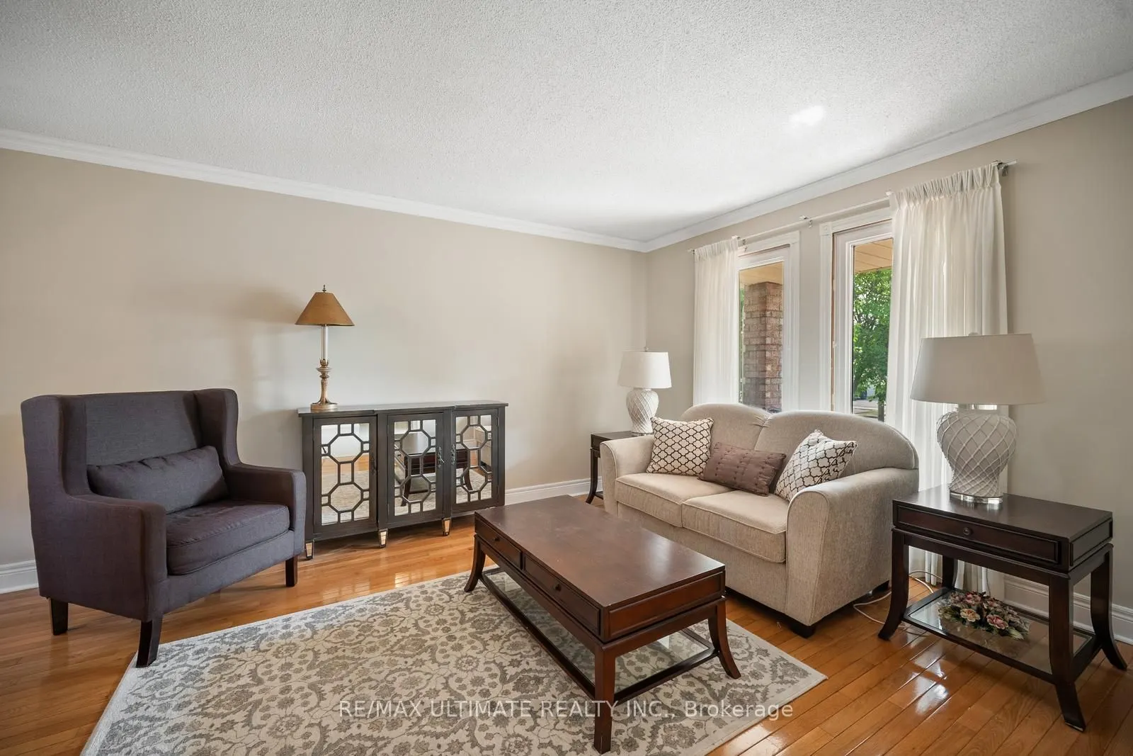210 Ridgefield Crescent