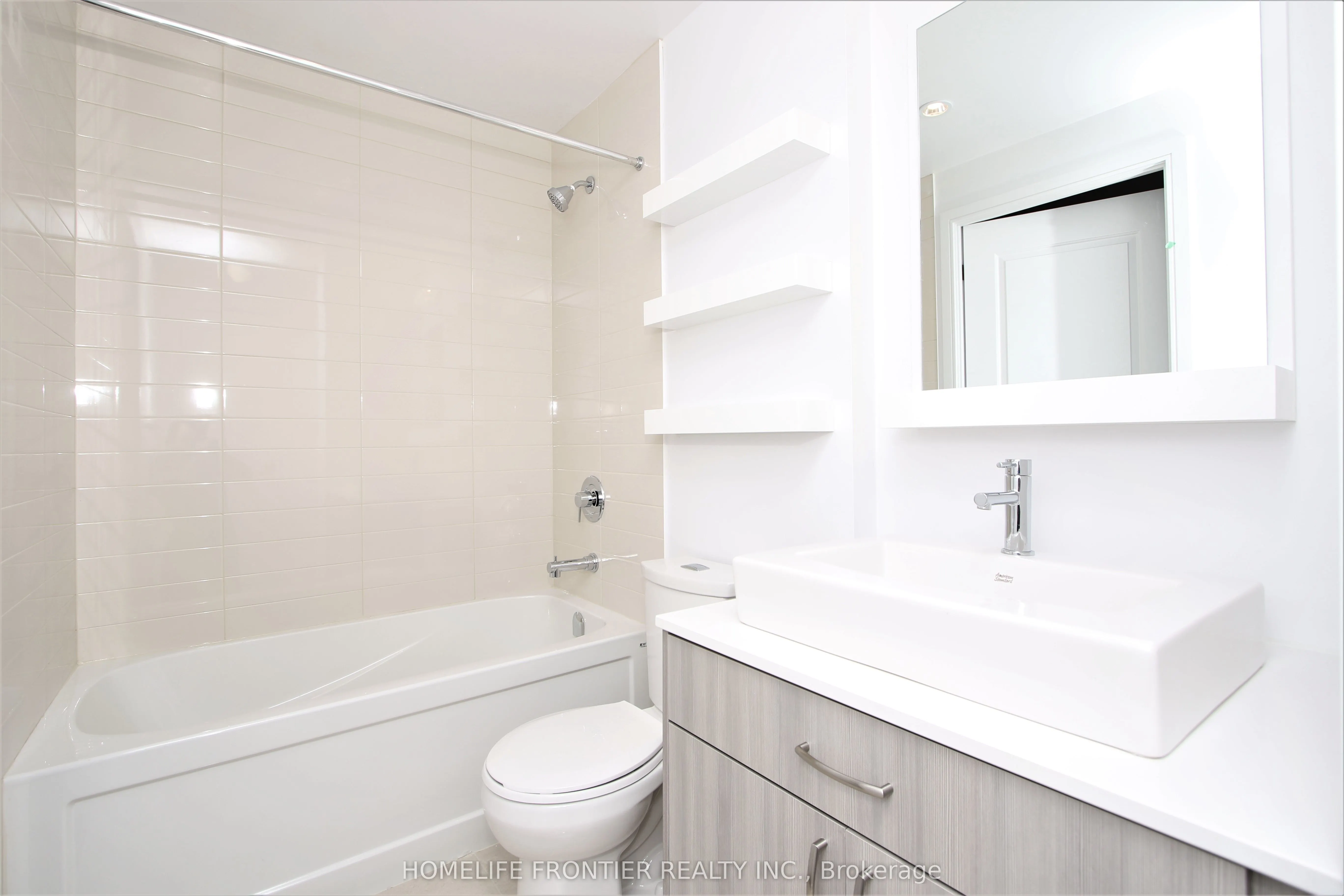 9201 Yonge Street, #807