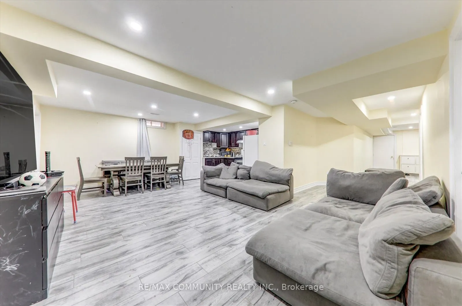 138 West Lawn Crescent