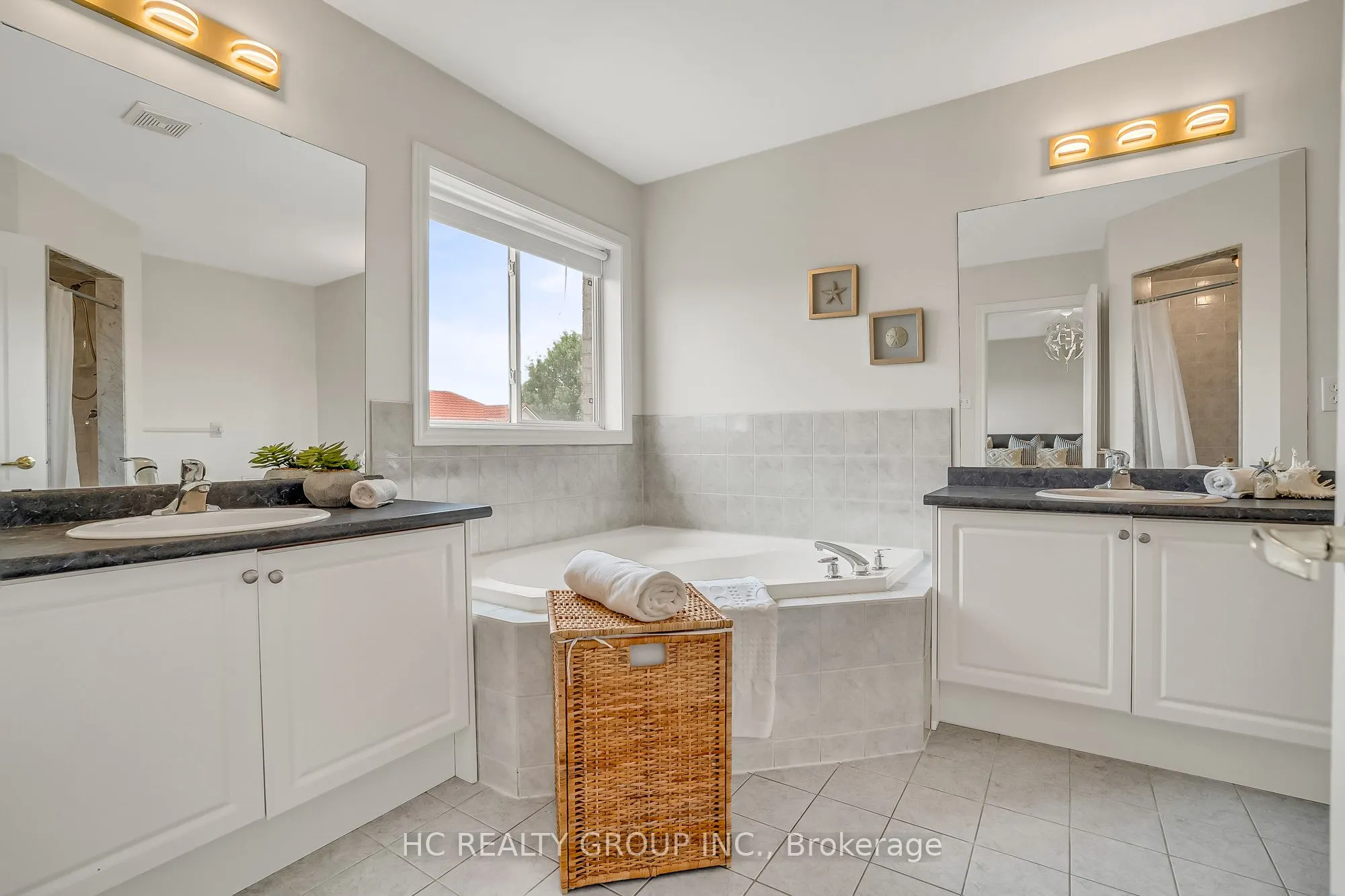 130 Royview Crescent