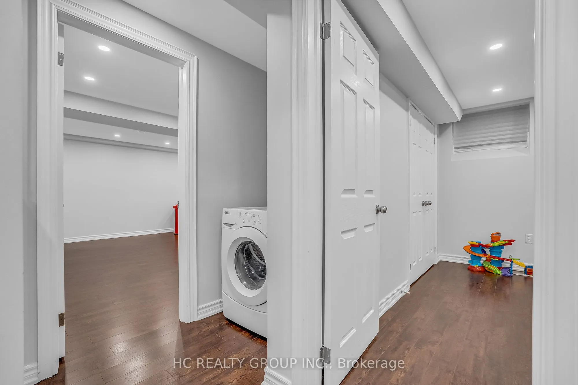 130 Royview Crescent