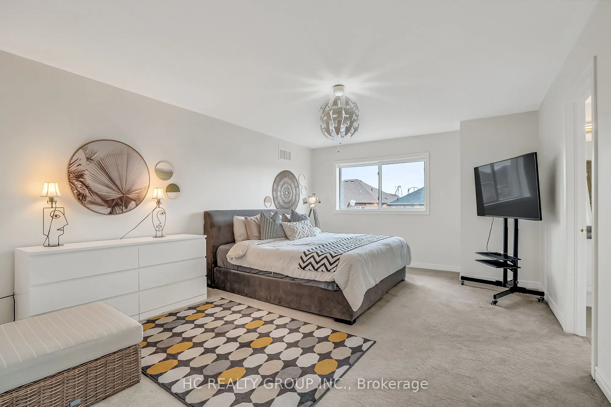 130 Royview Crescent