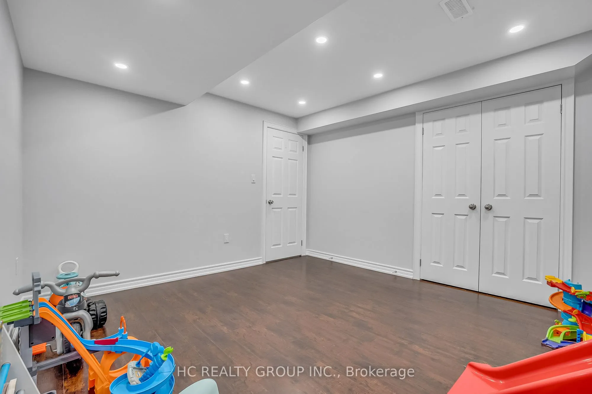 130 Royview Crescent