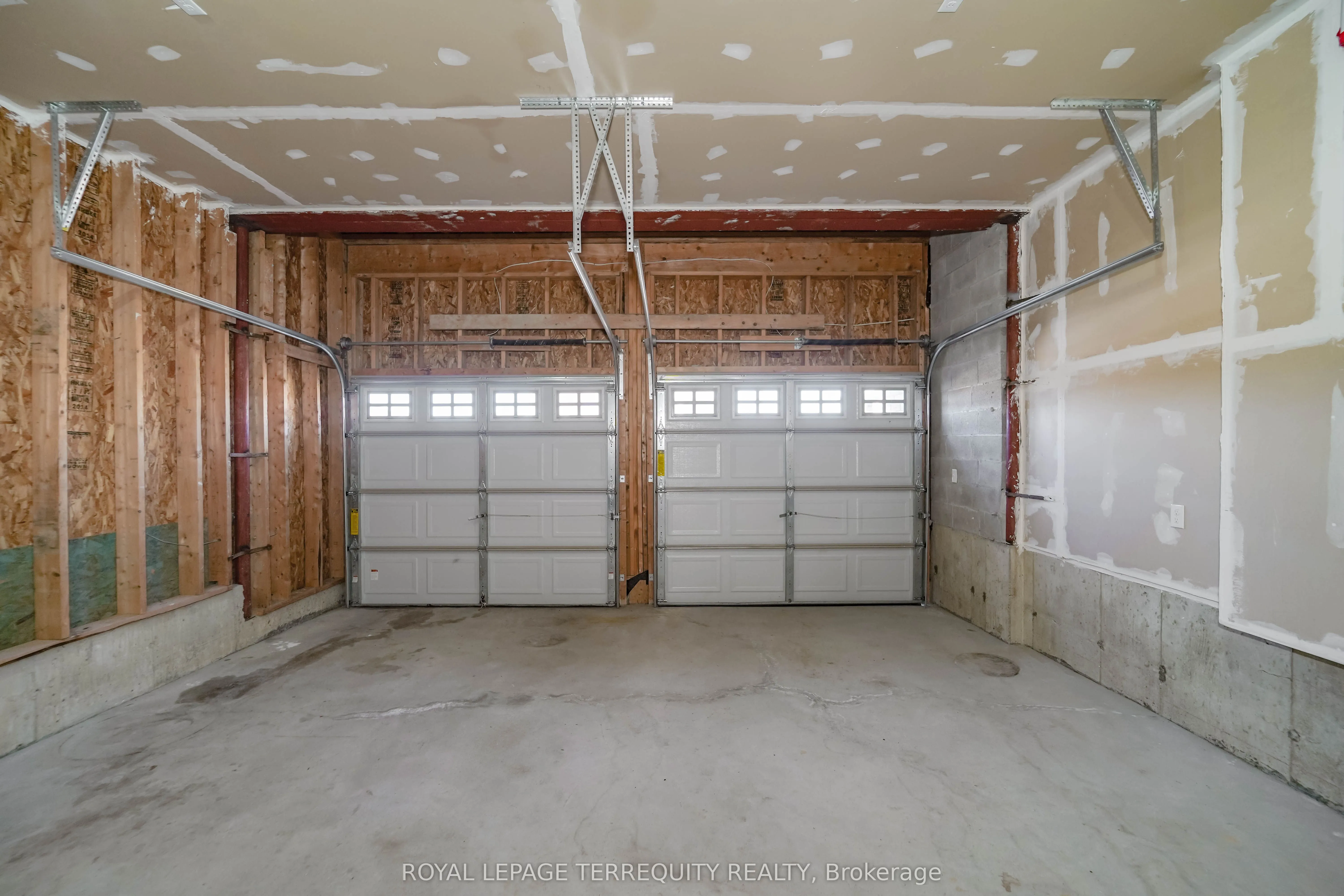 2251 Whitewood Crescent