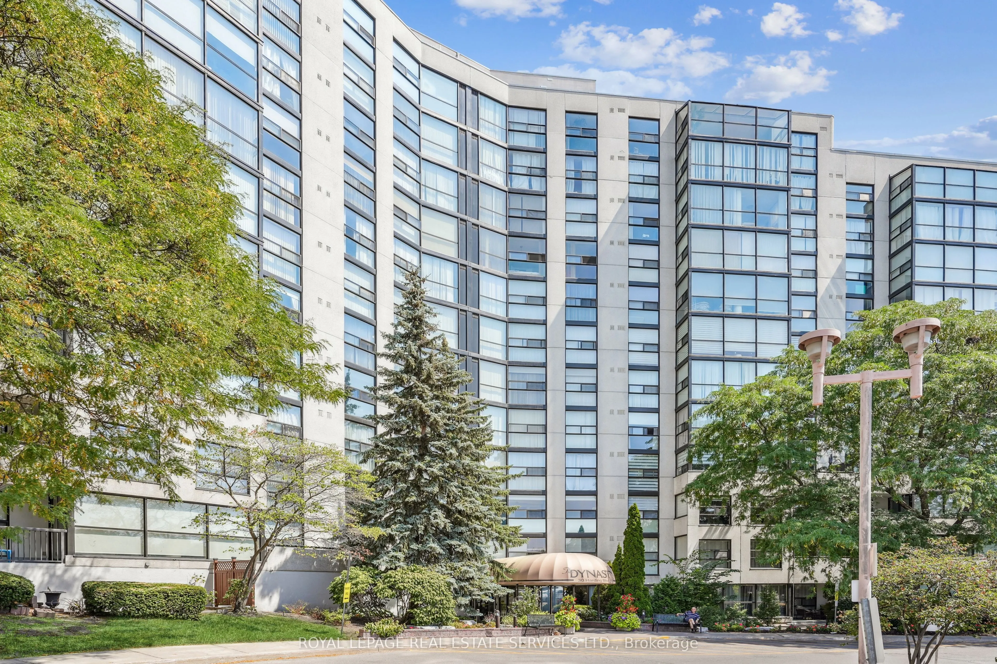 30 Harding Boulevard W, #417