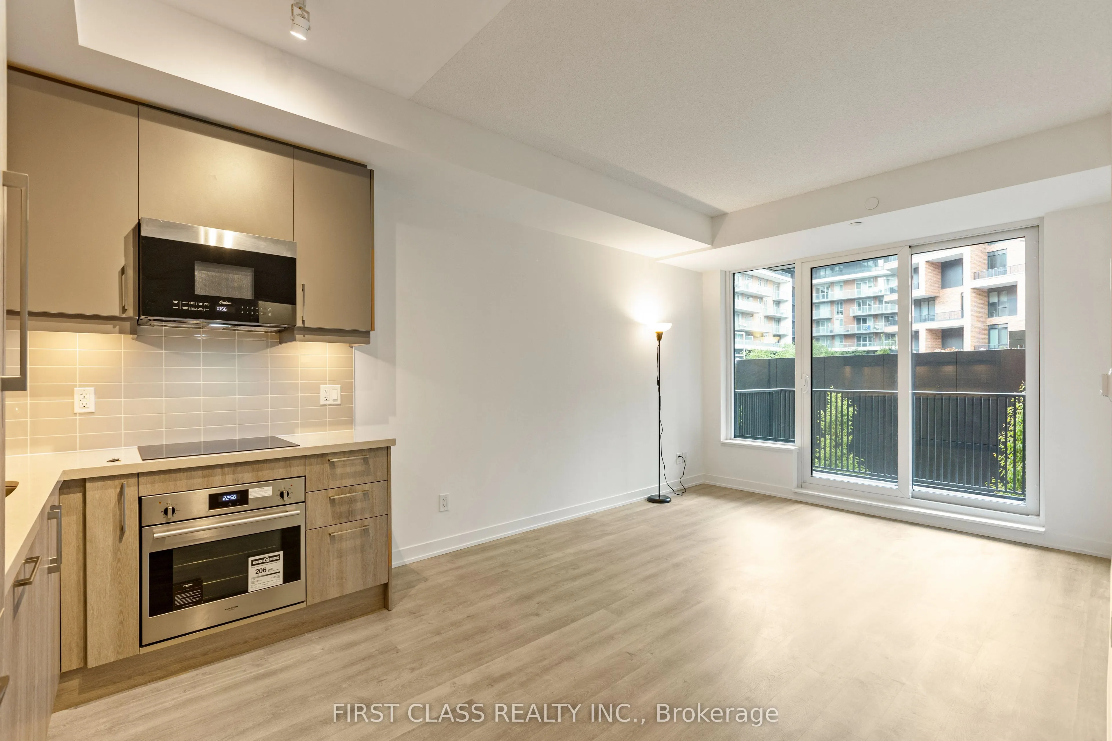 38 Simcoe Promenade W, #405