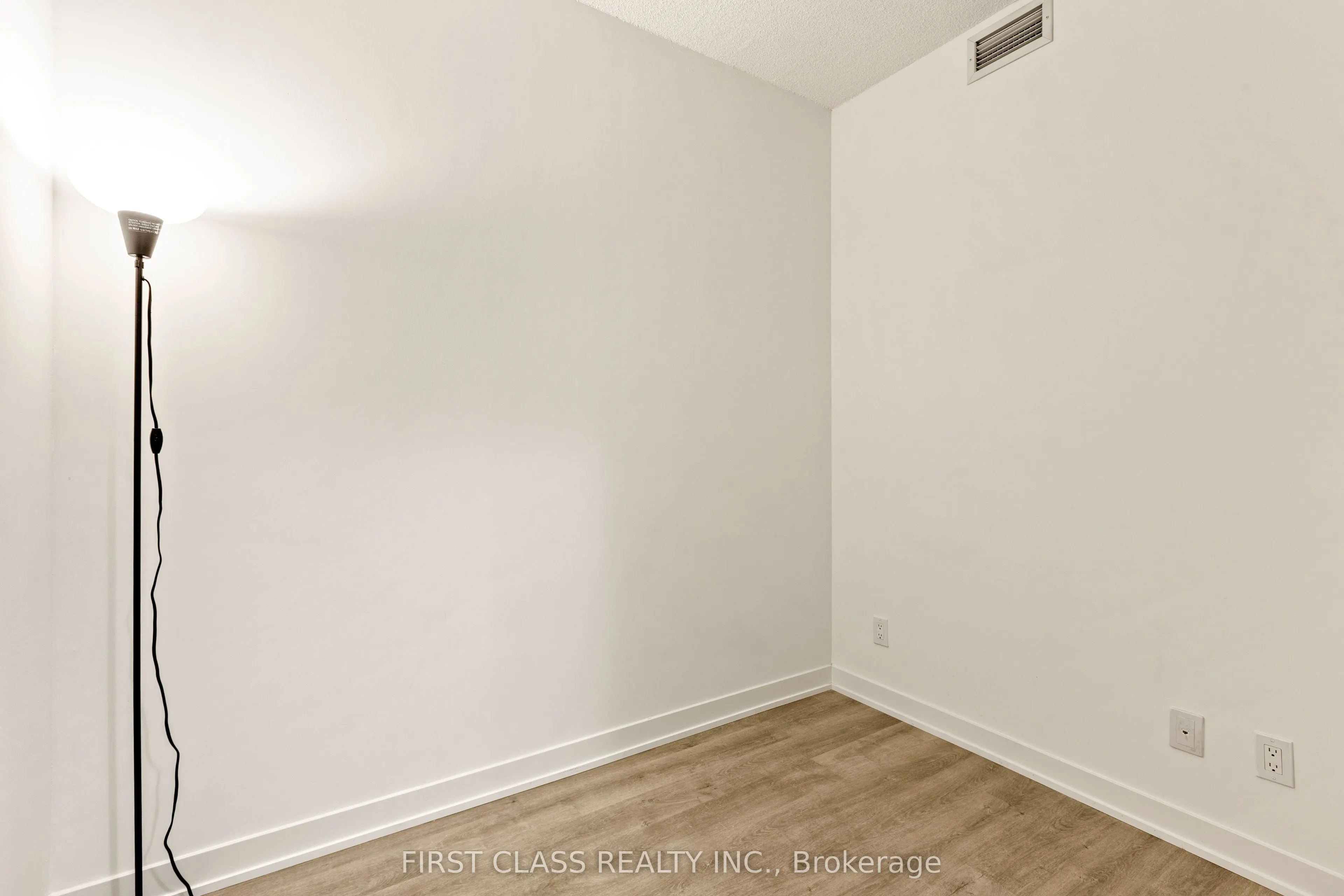 38 Simcoe Promenade W, #405