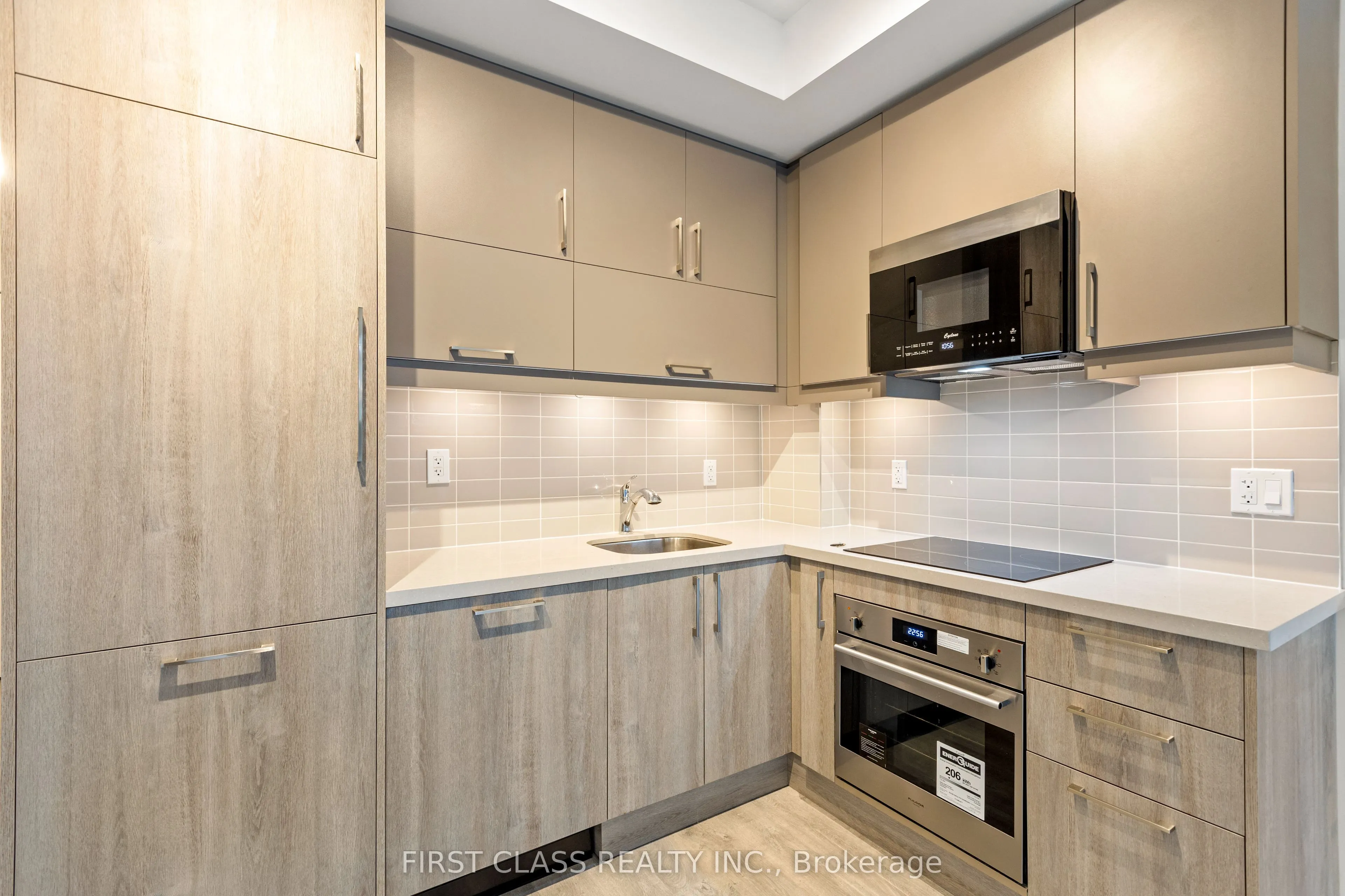 38 Simcoe Promenade W, #405