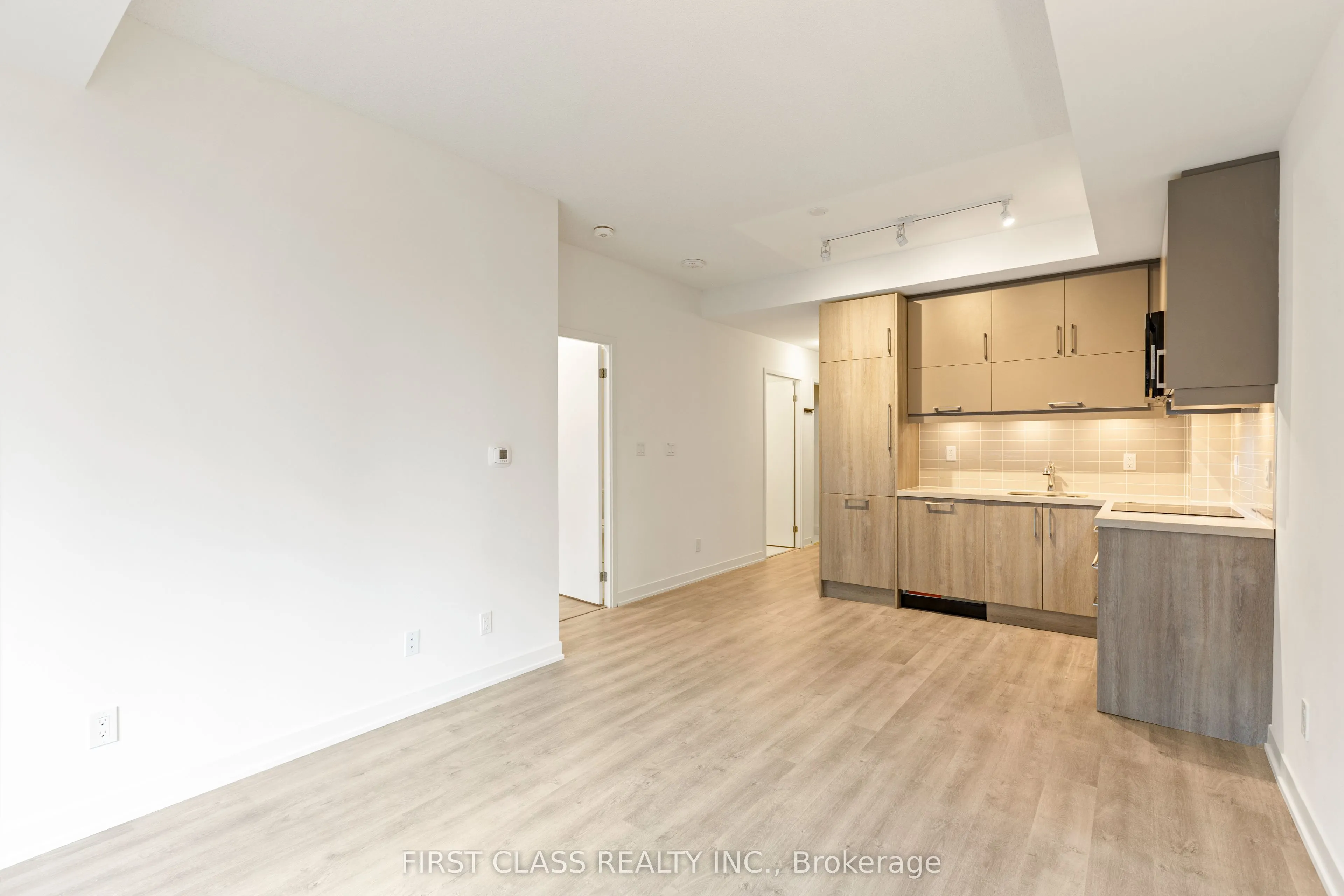 38 Simcoe Promenade W, #405
