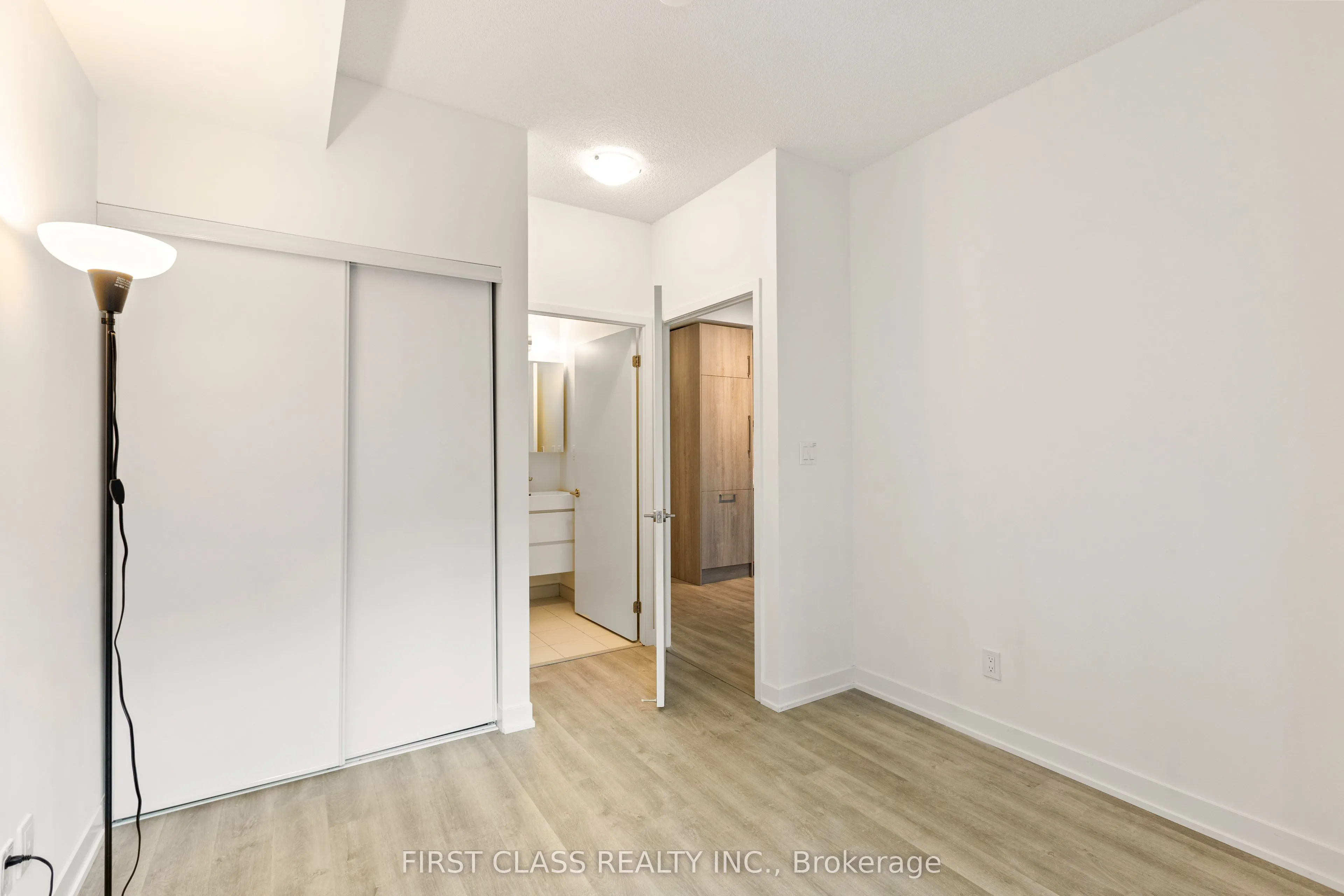 38 Simcoe Promenade W, #405