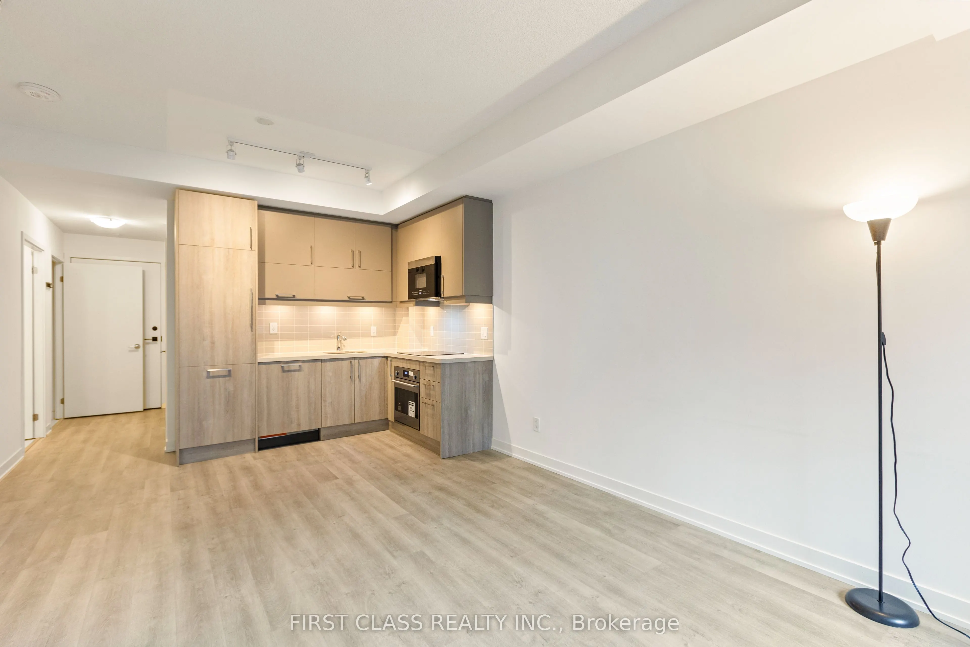 38 Simcoe Promenade W, #405