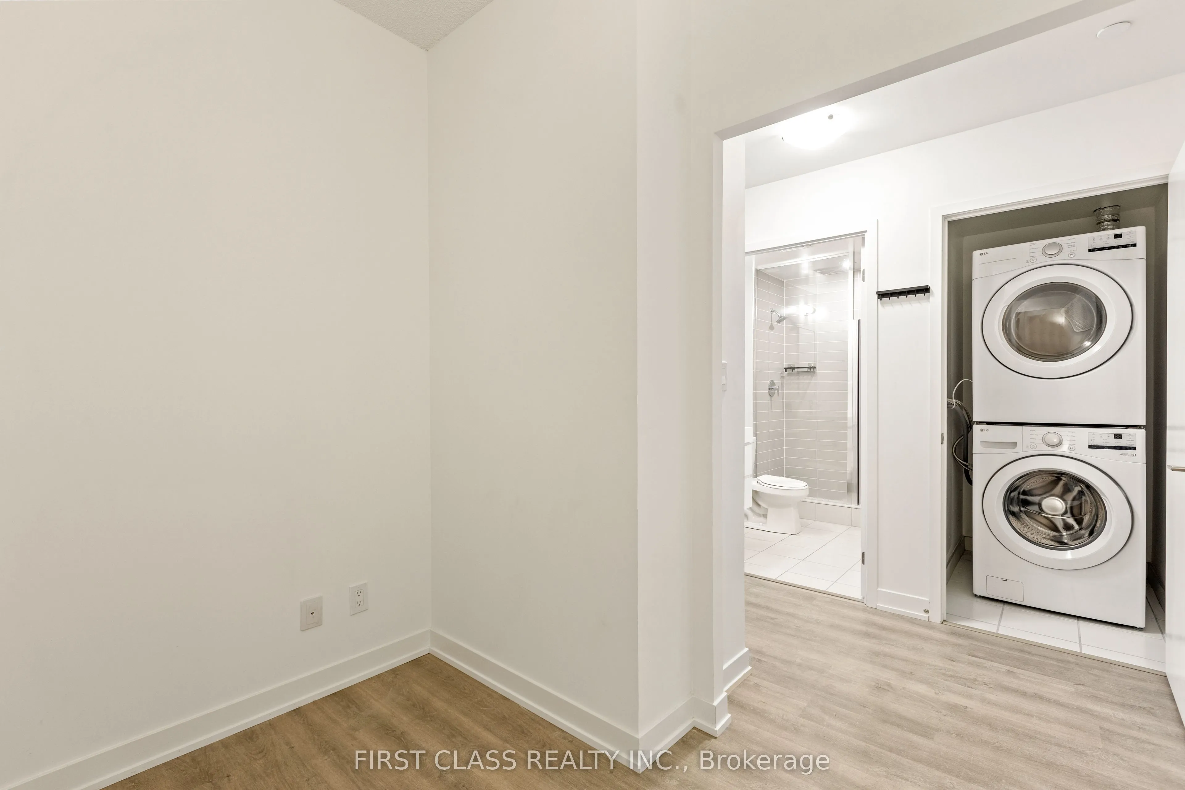 38 Simcoe Promenade W, #405