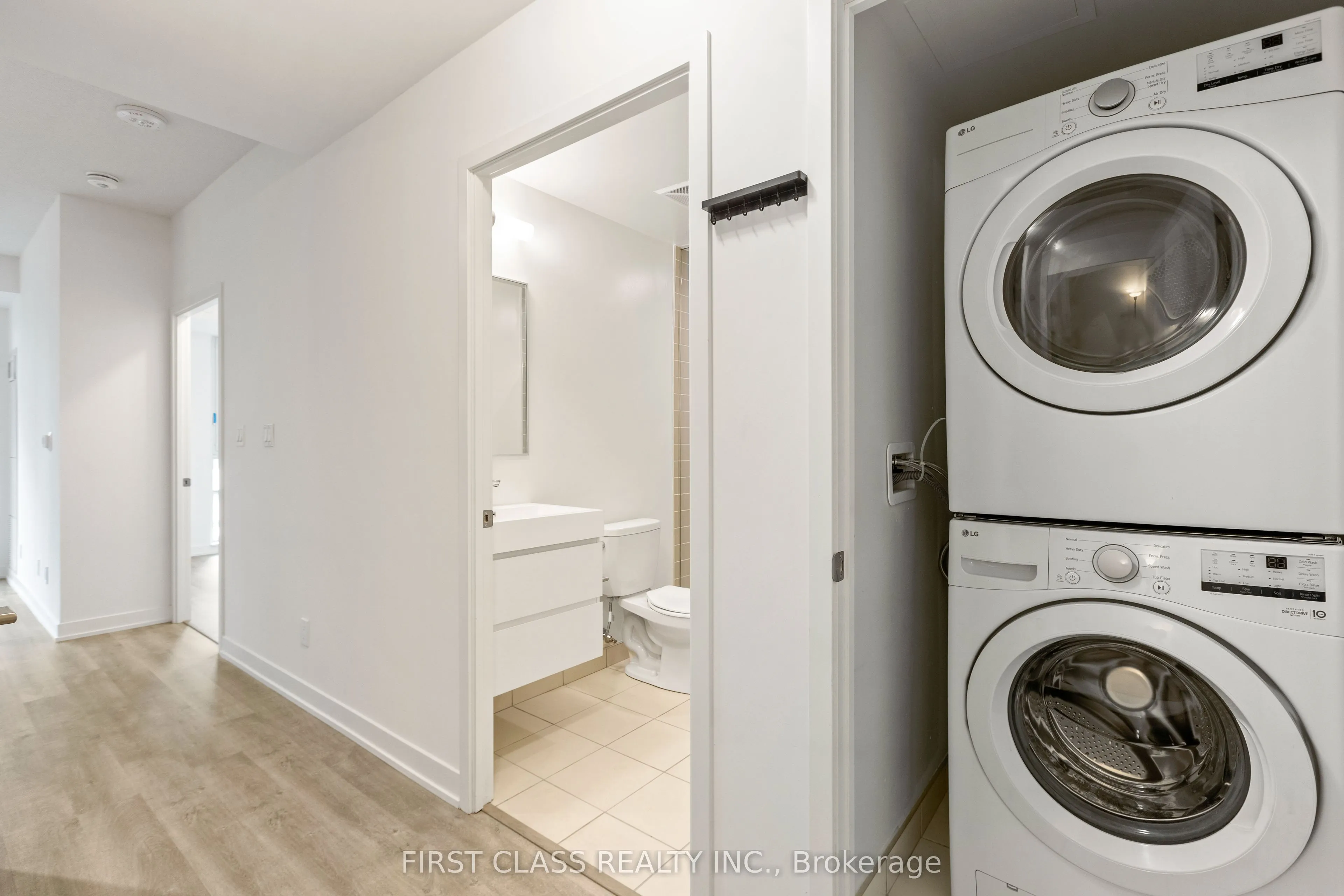 38 Simcoe Promenade W, #405