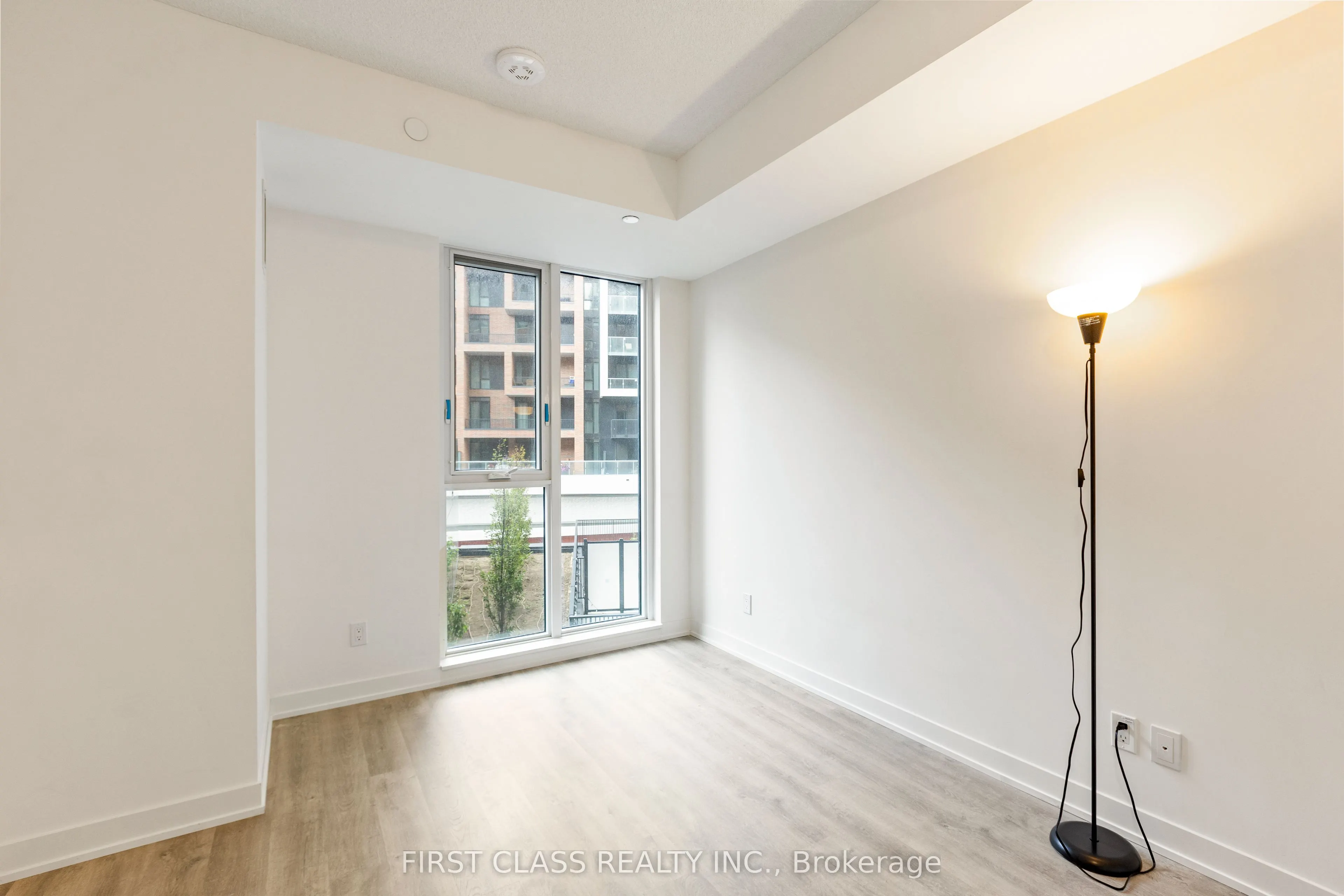 38 Simcoe Promenade W, #405