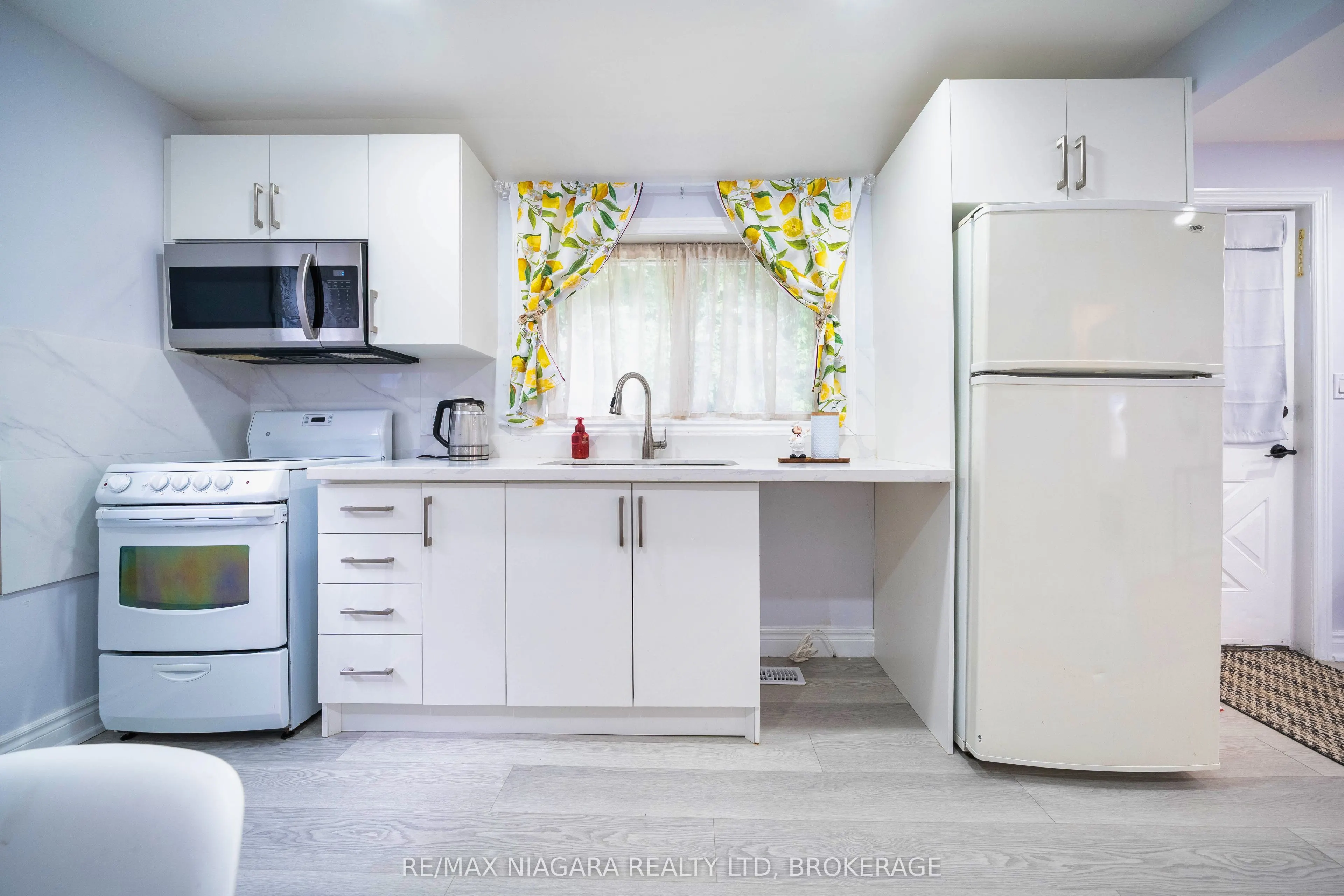 402 The Queensway South