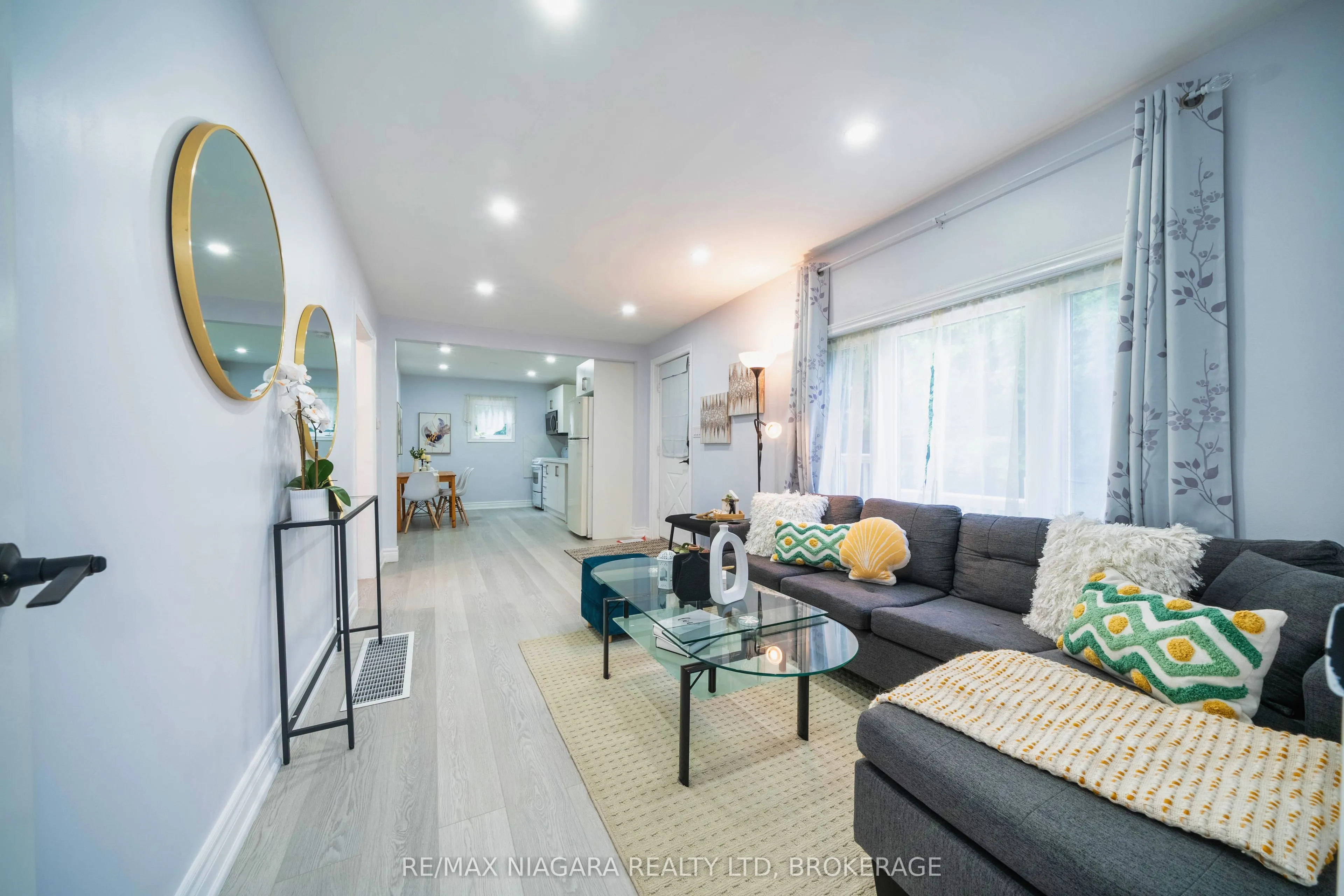 402 The Queensway South