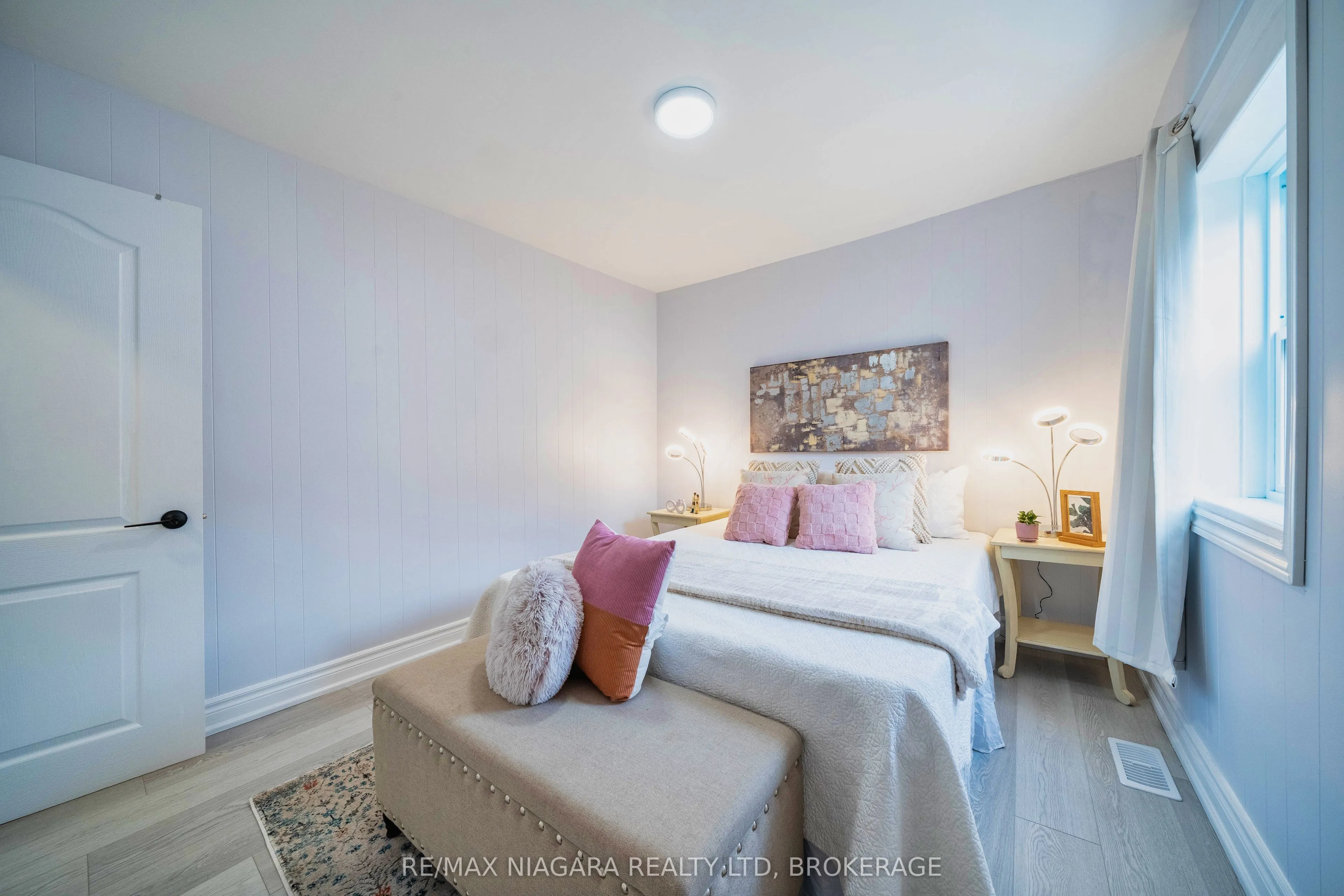402 The Queensway South