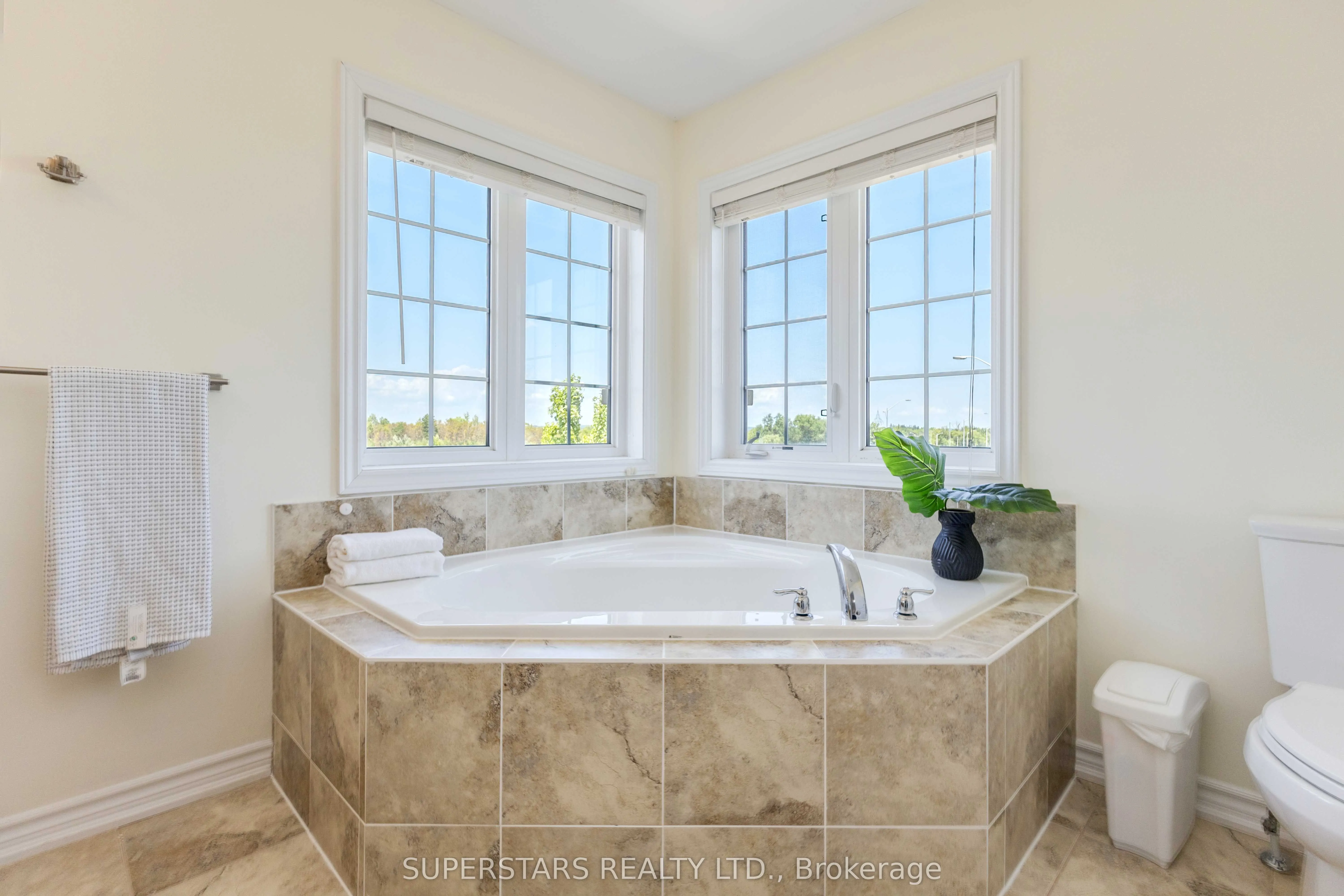 70 Living Cres Crescent