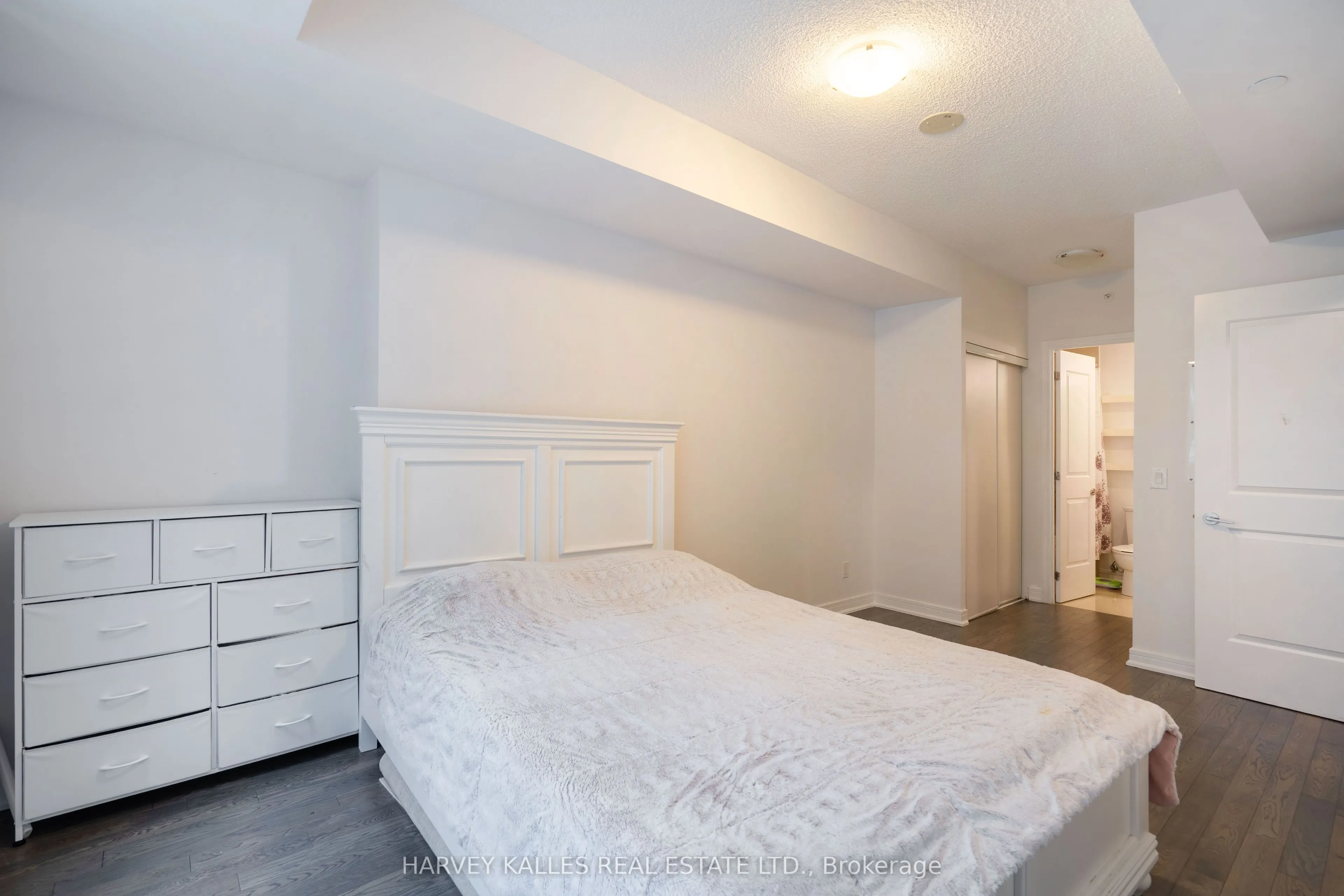 9199 Yonge Street, #SE204