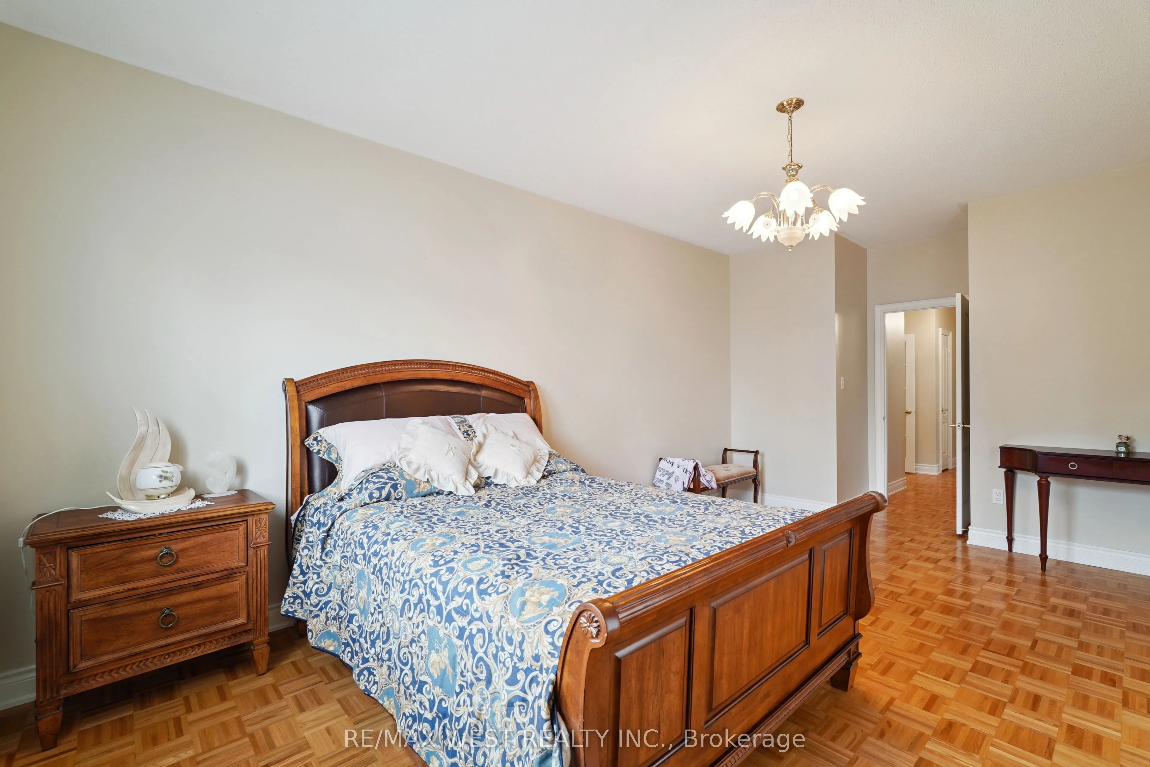 133 Cupola Crescent
