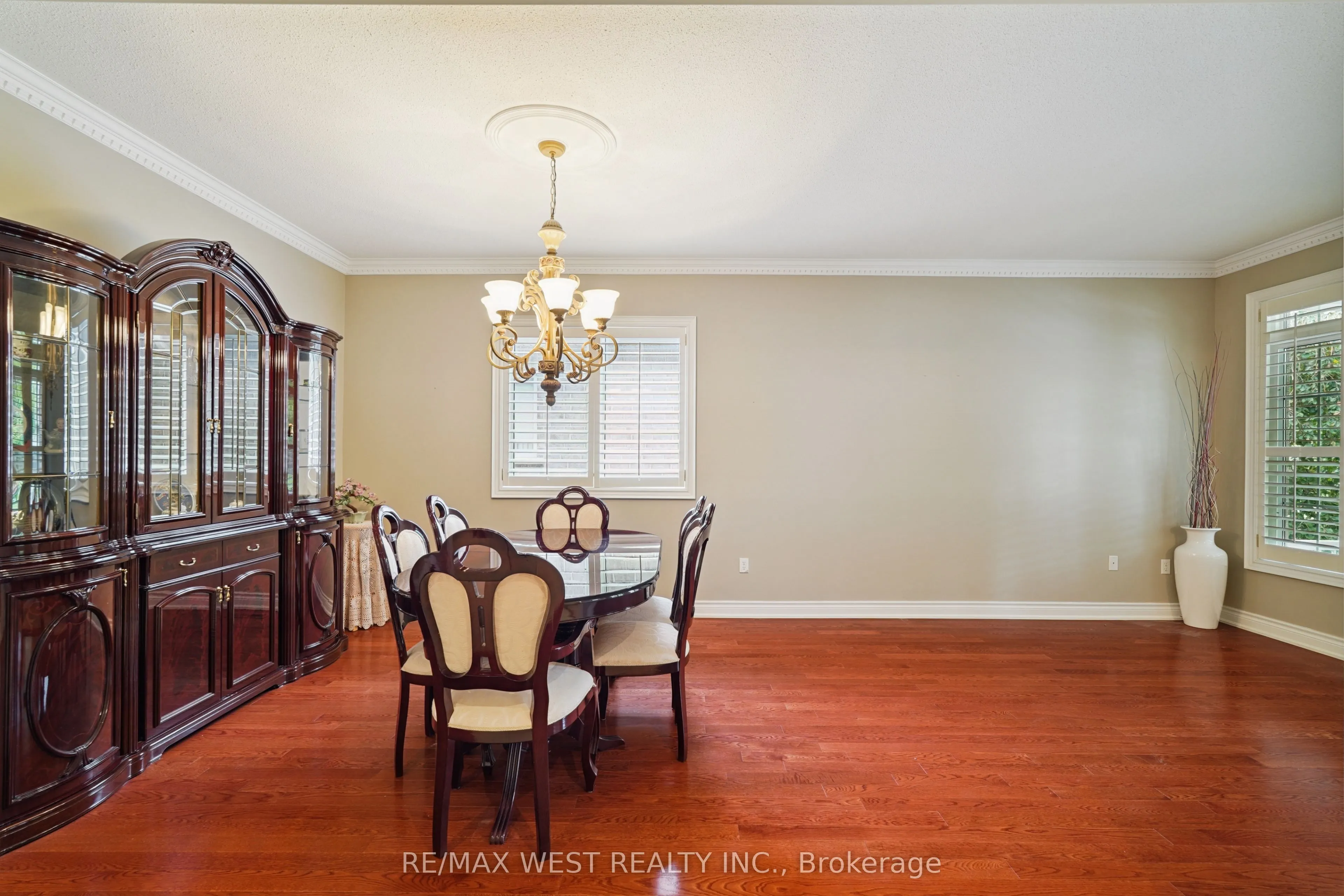 133 Cupola Crescent