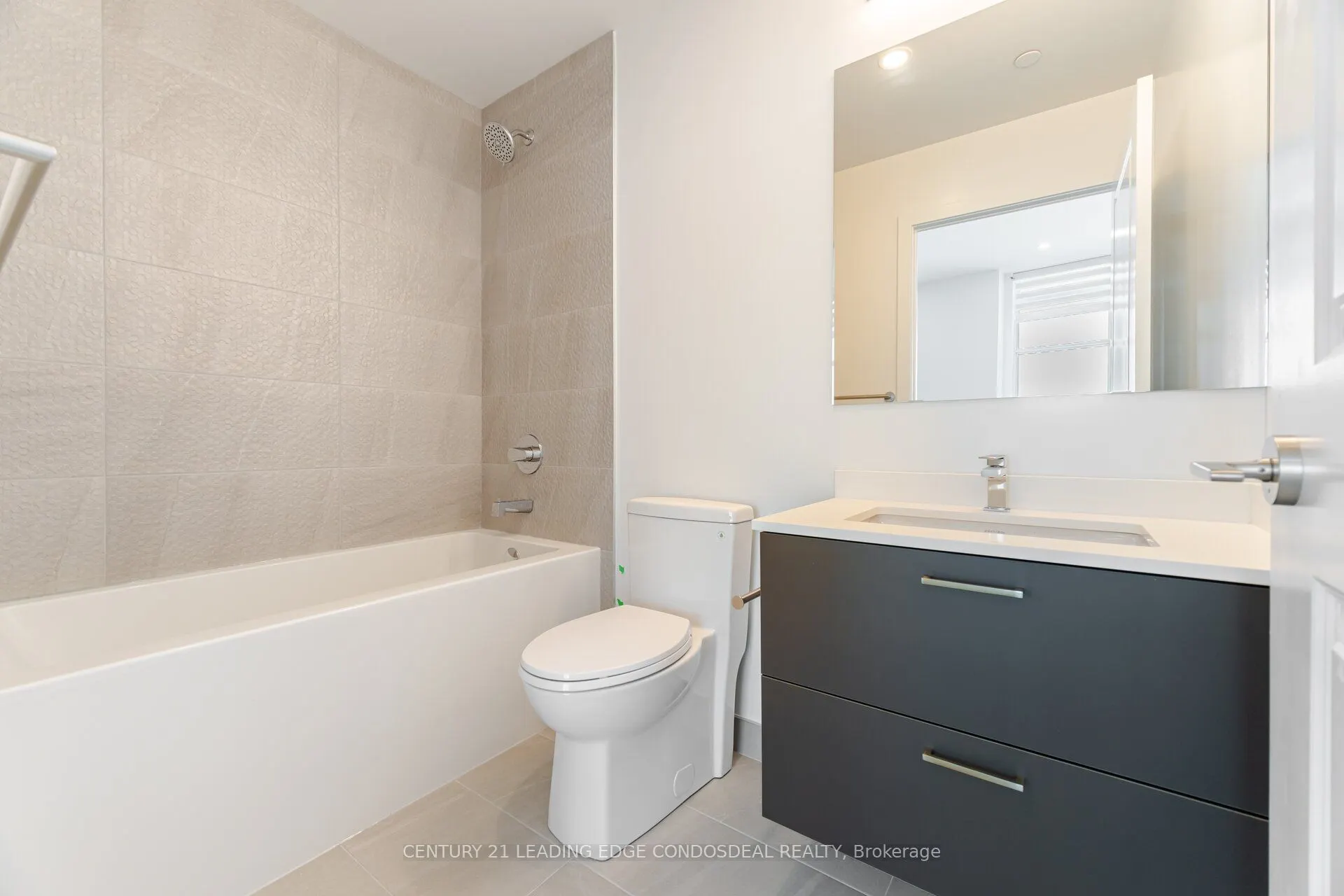 30 Upper Mall Way, #PH03