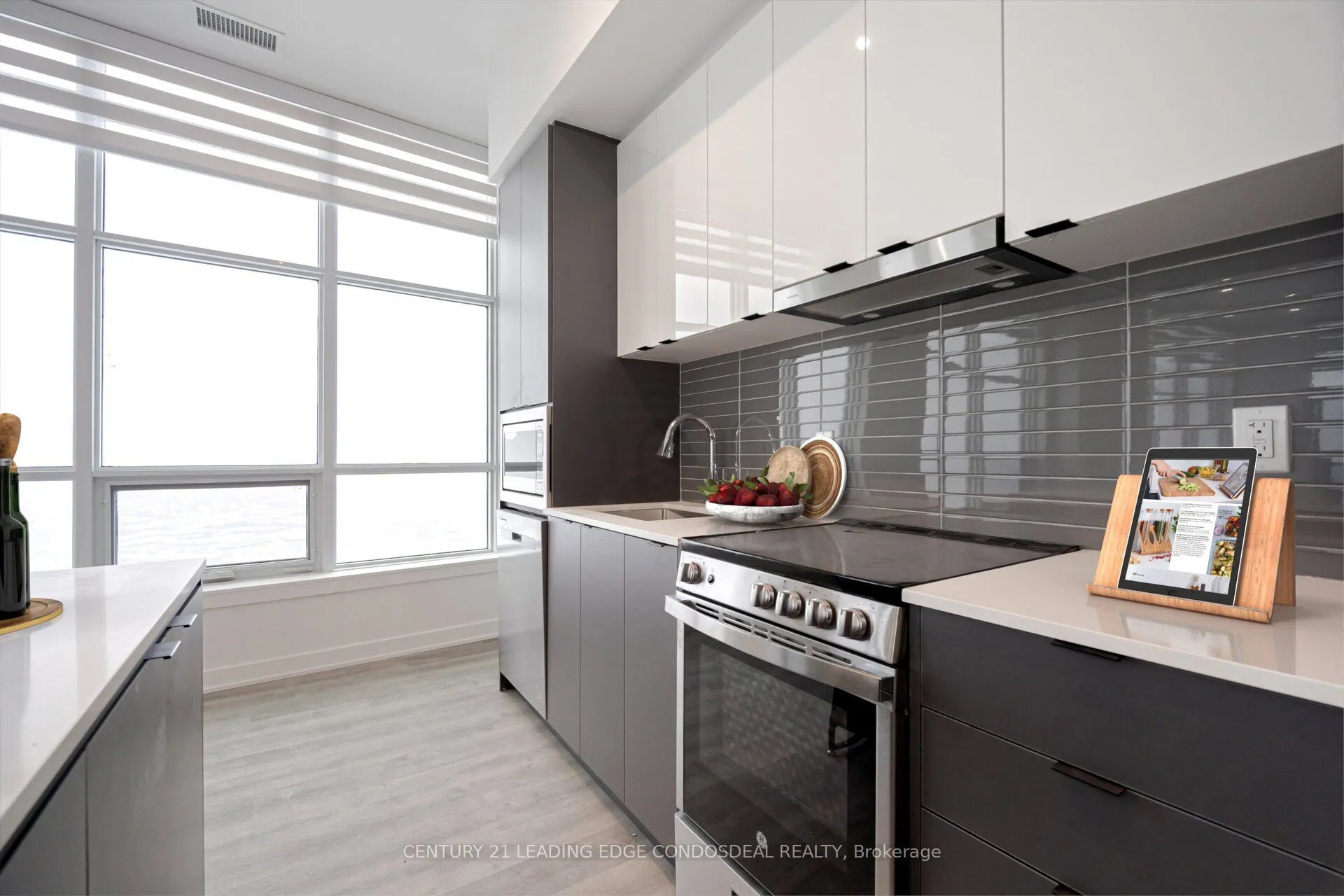30 Upper Mall Way, #PH03