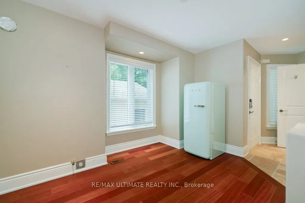 5737 Lakeshore Road