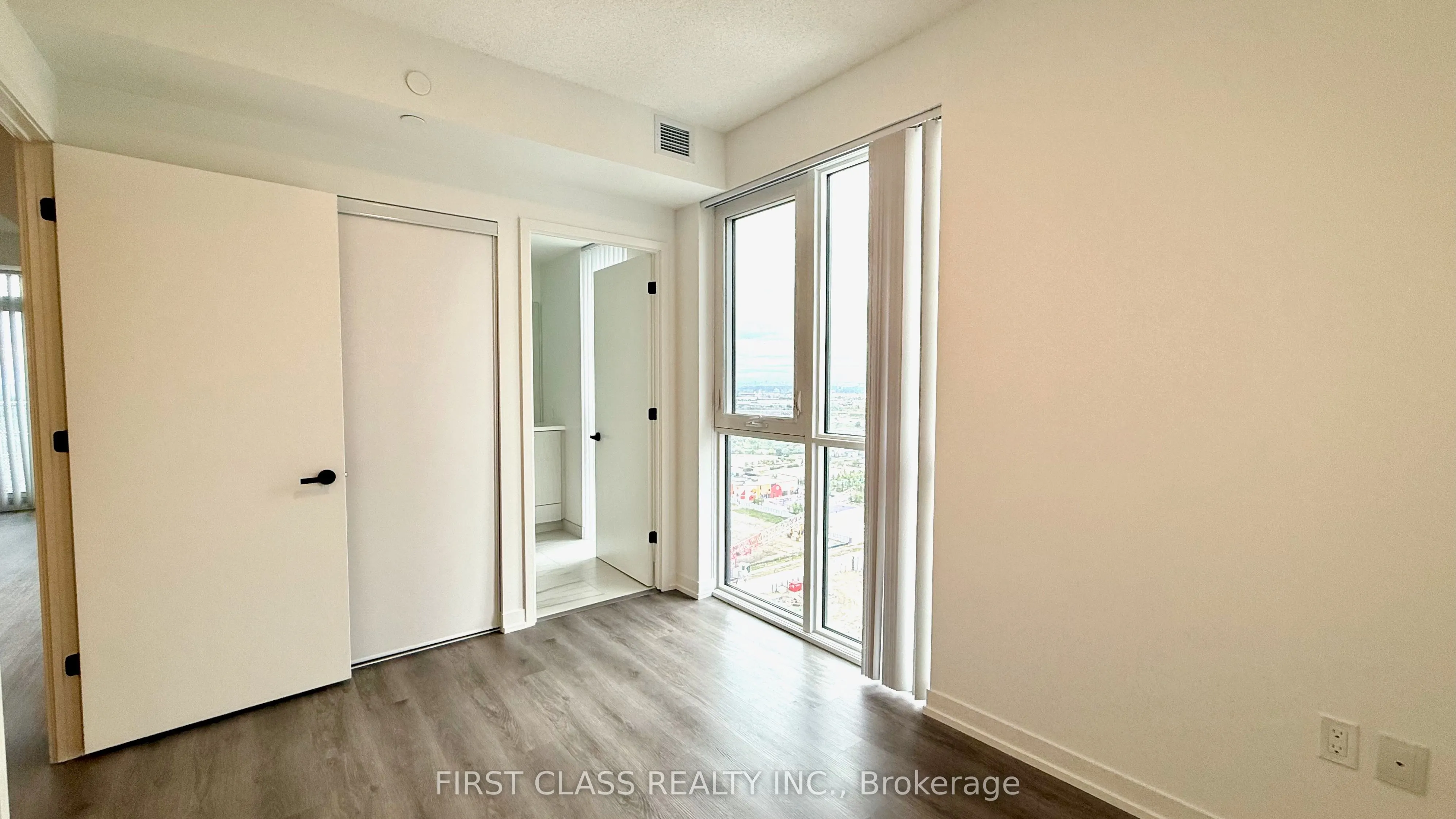 28 Interchange Way, #2512