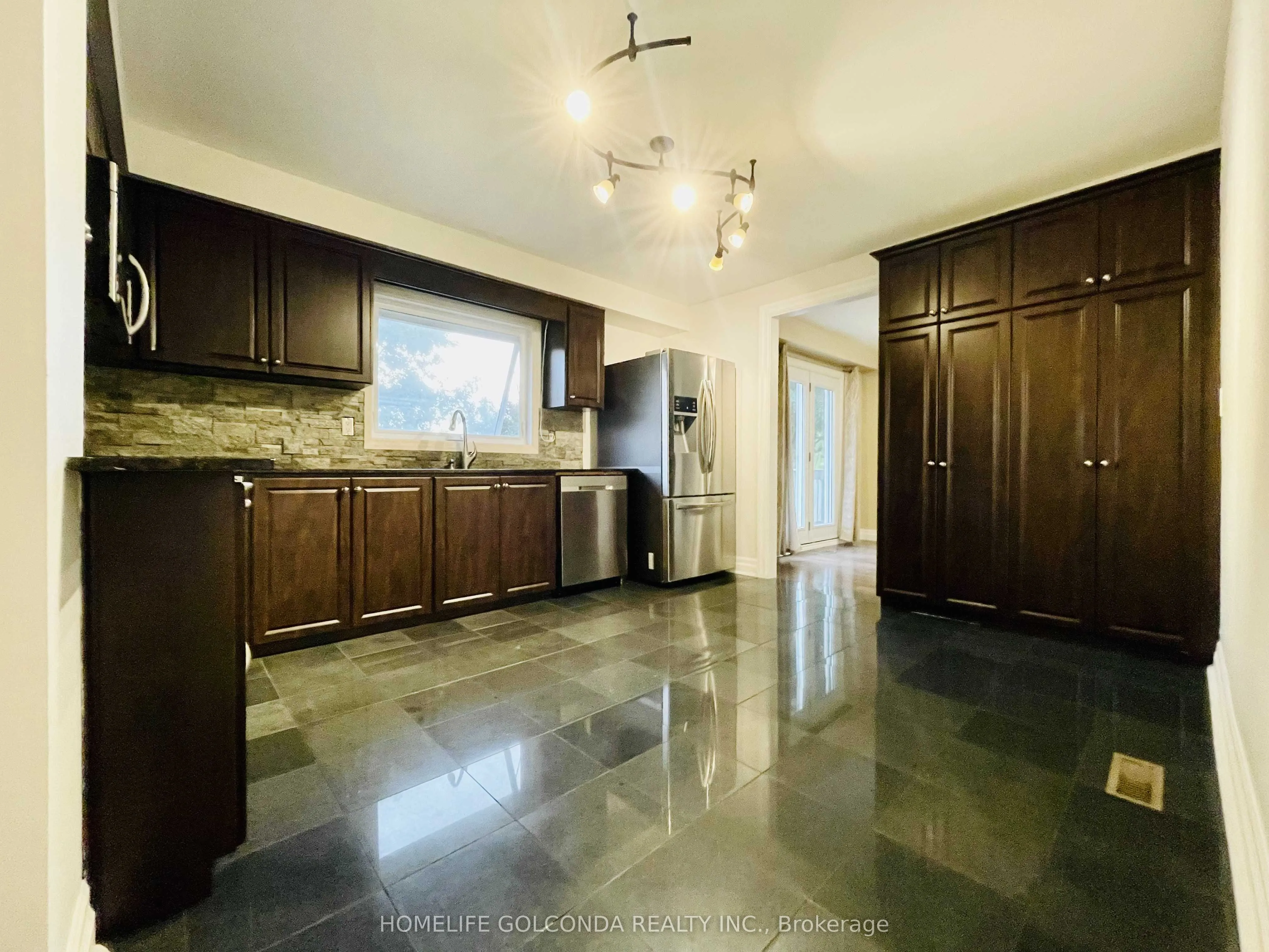 909 Ferndale Crescent