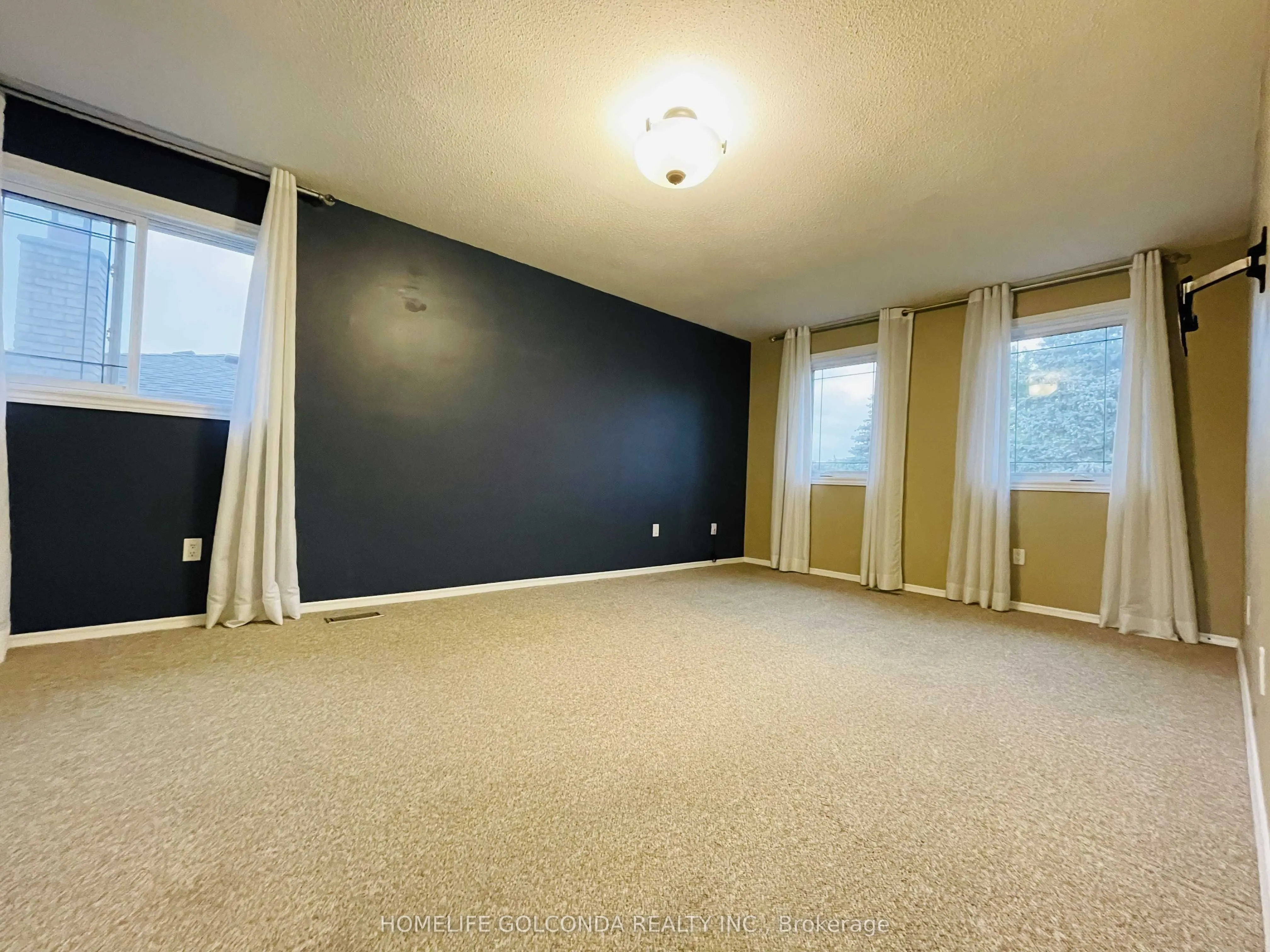 909 Ferndale Crescent