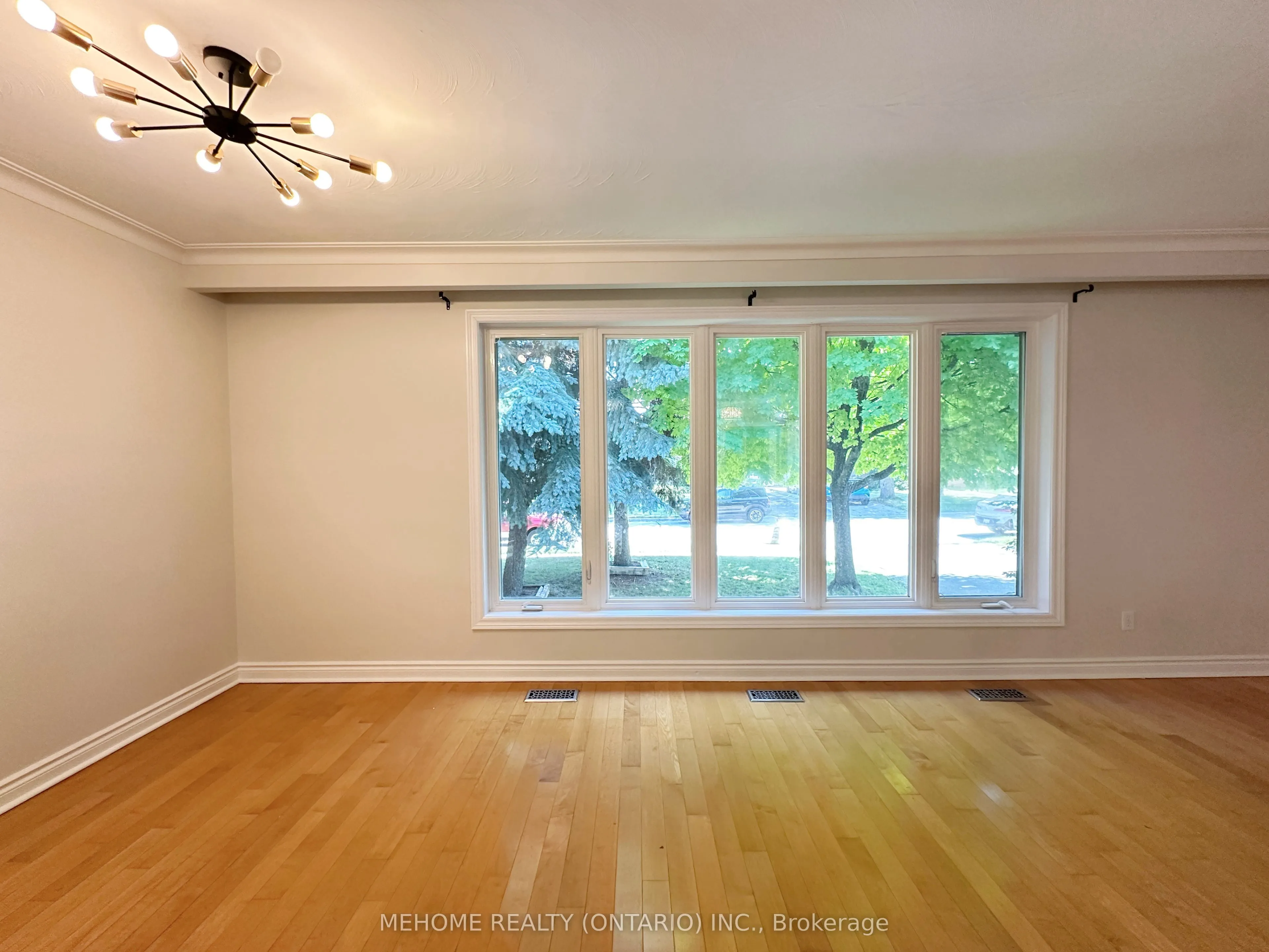 493 Lynett Crescent