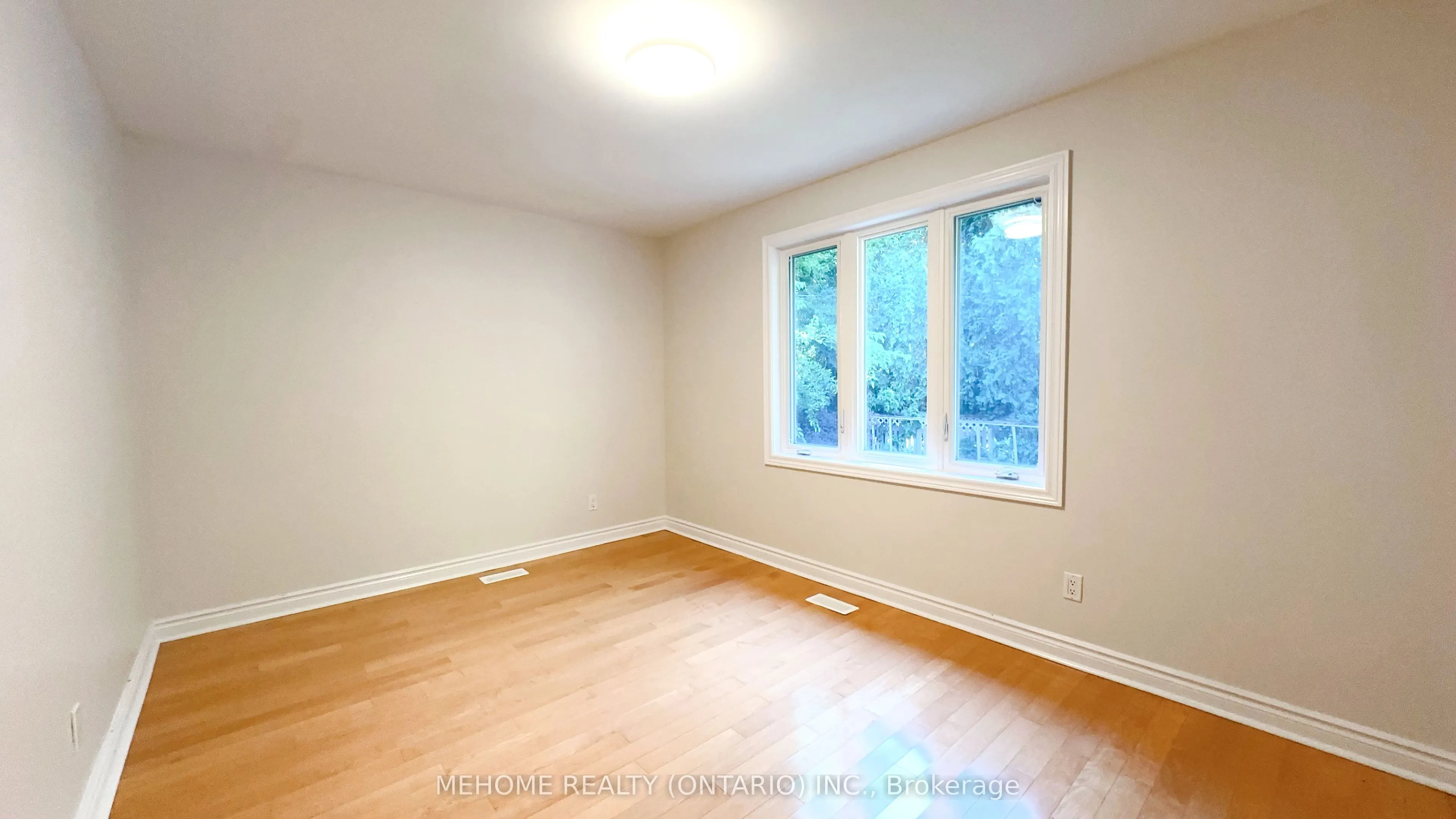 493 Lynett Crescent