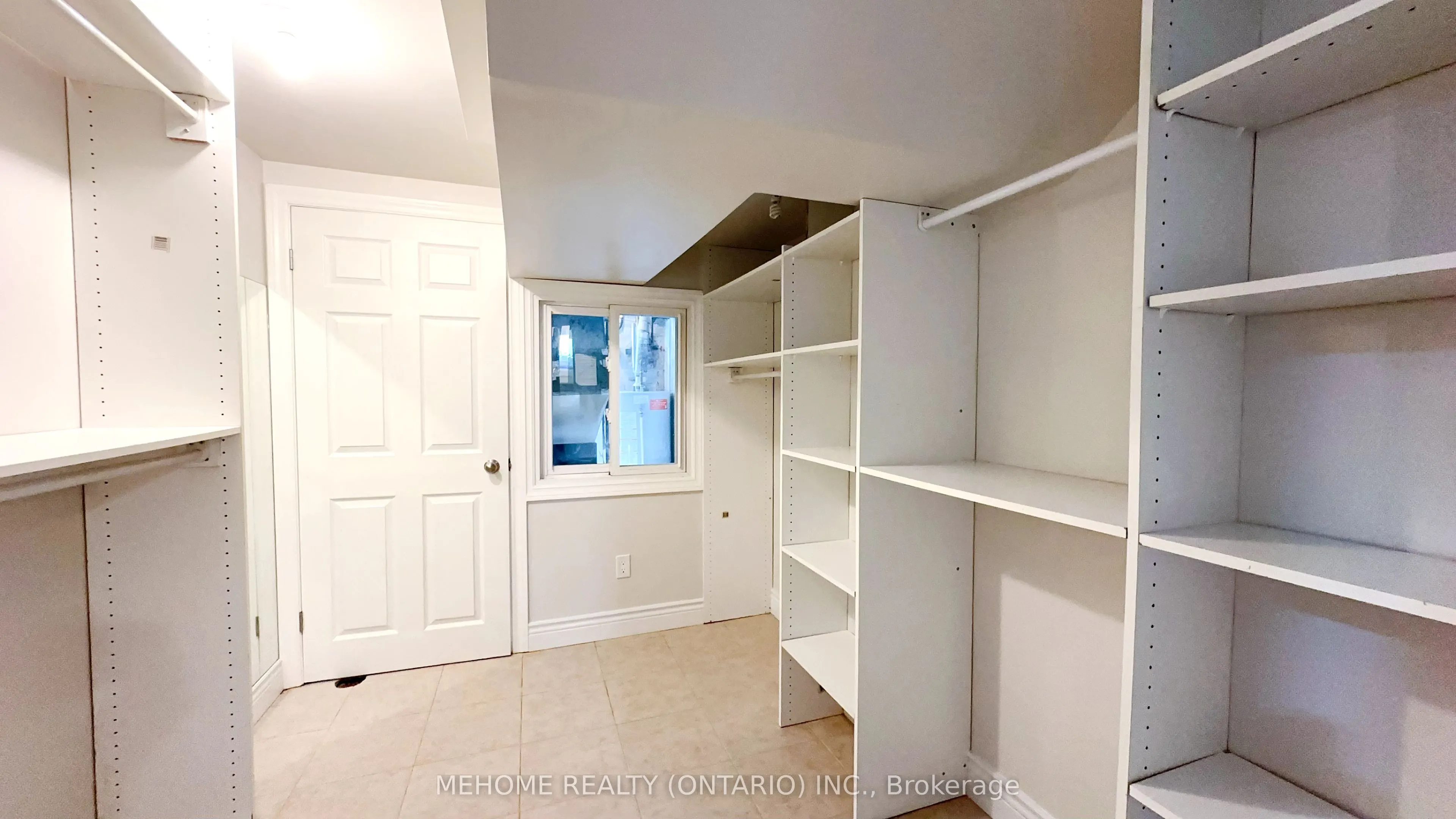 493 Lynett Crescent
