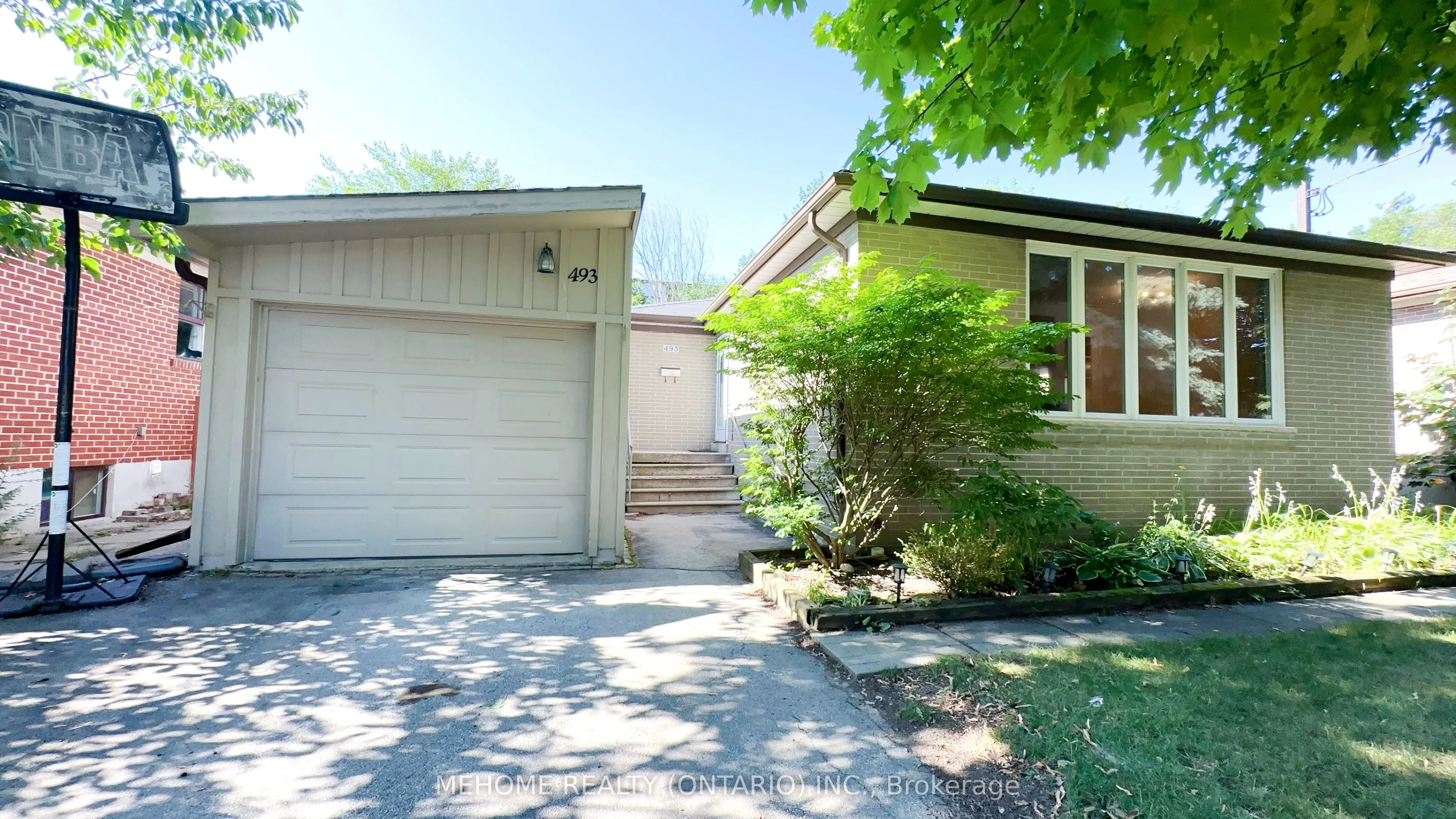 493 Lynett Crescent