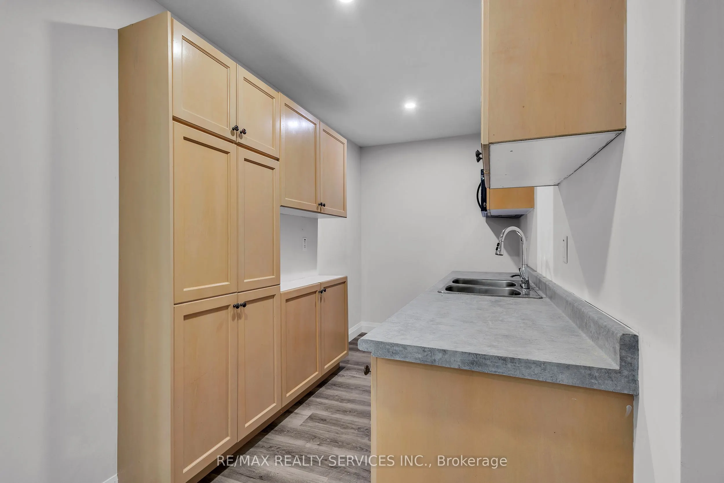 44 Albert Street W