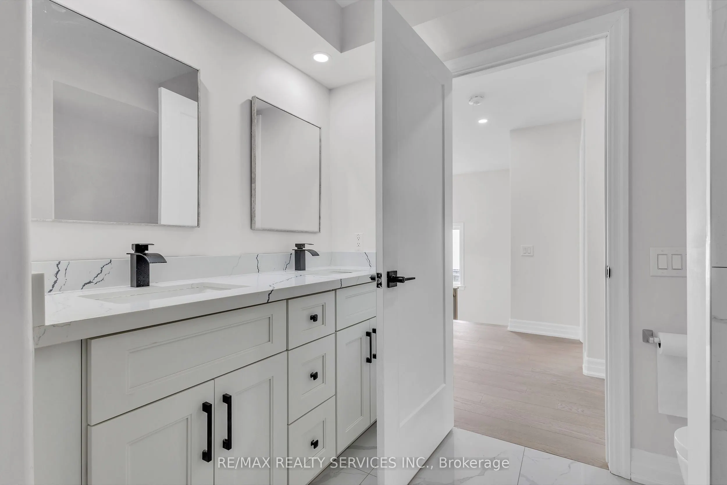 44 Albert Street W