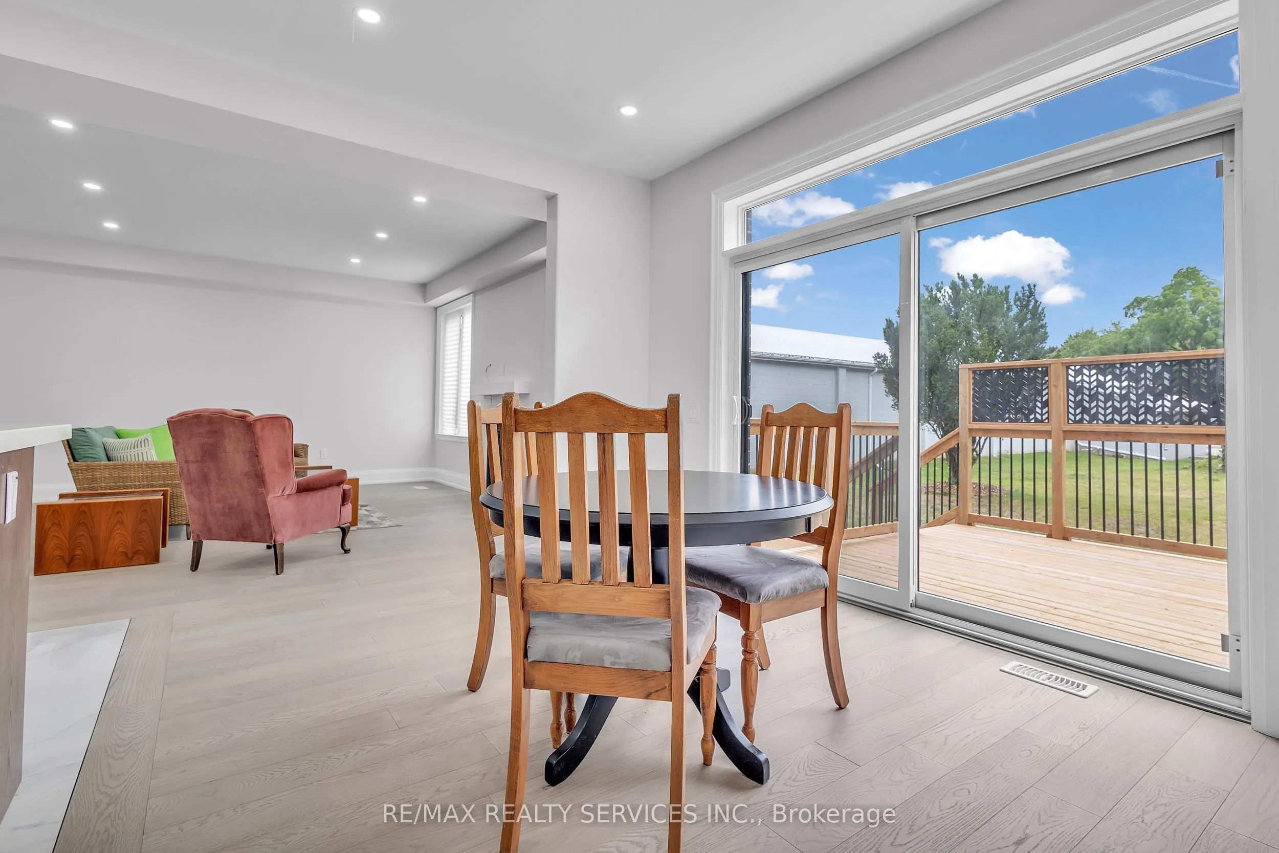 44 Albert Street W