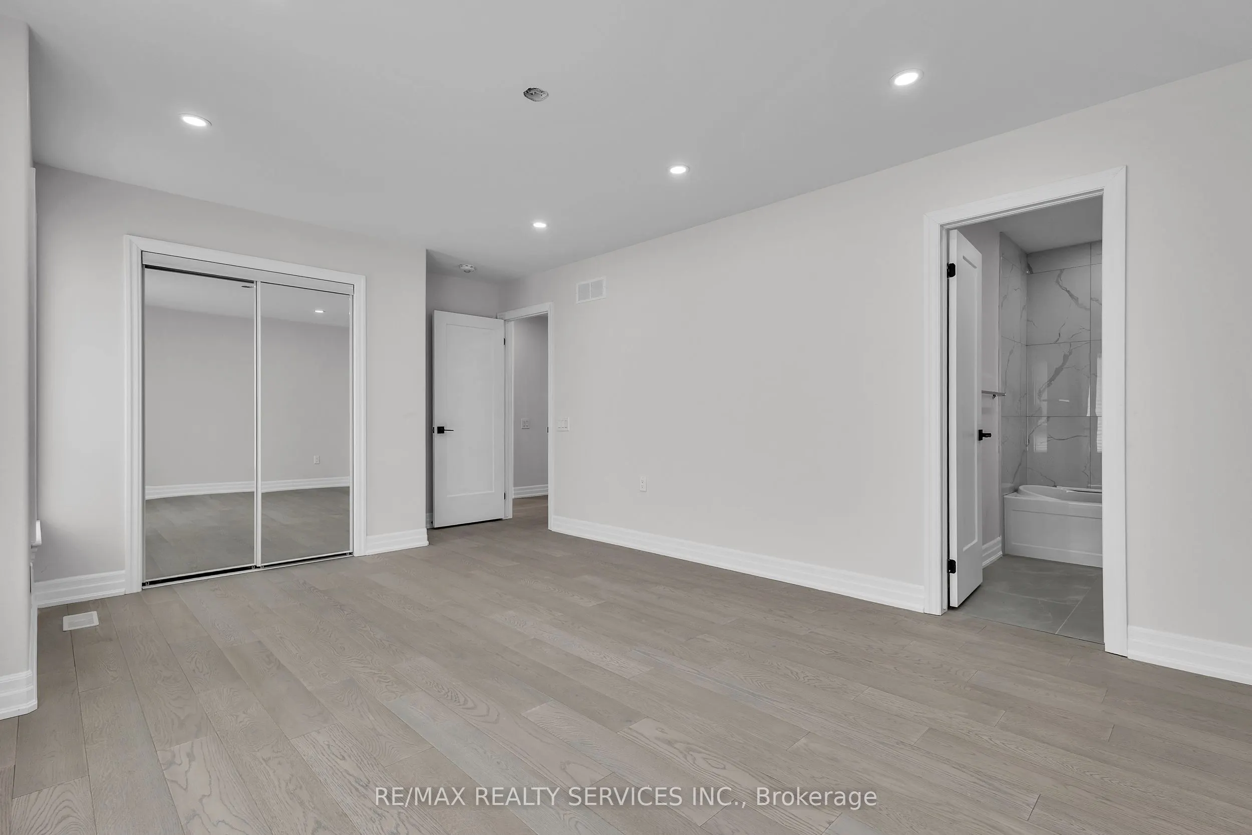 44 Albert Street W