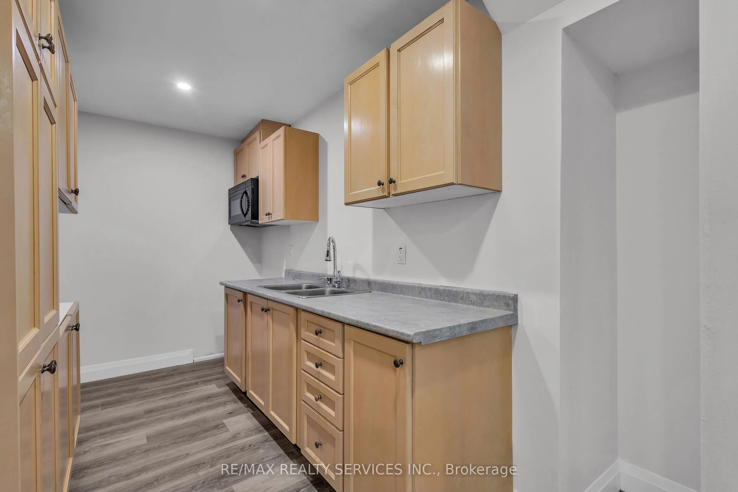 44 Albert Street W