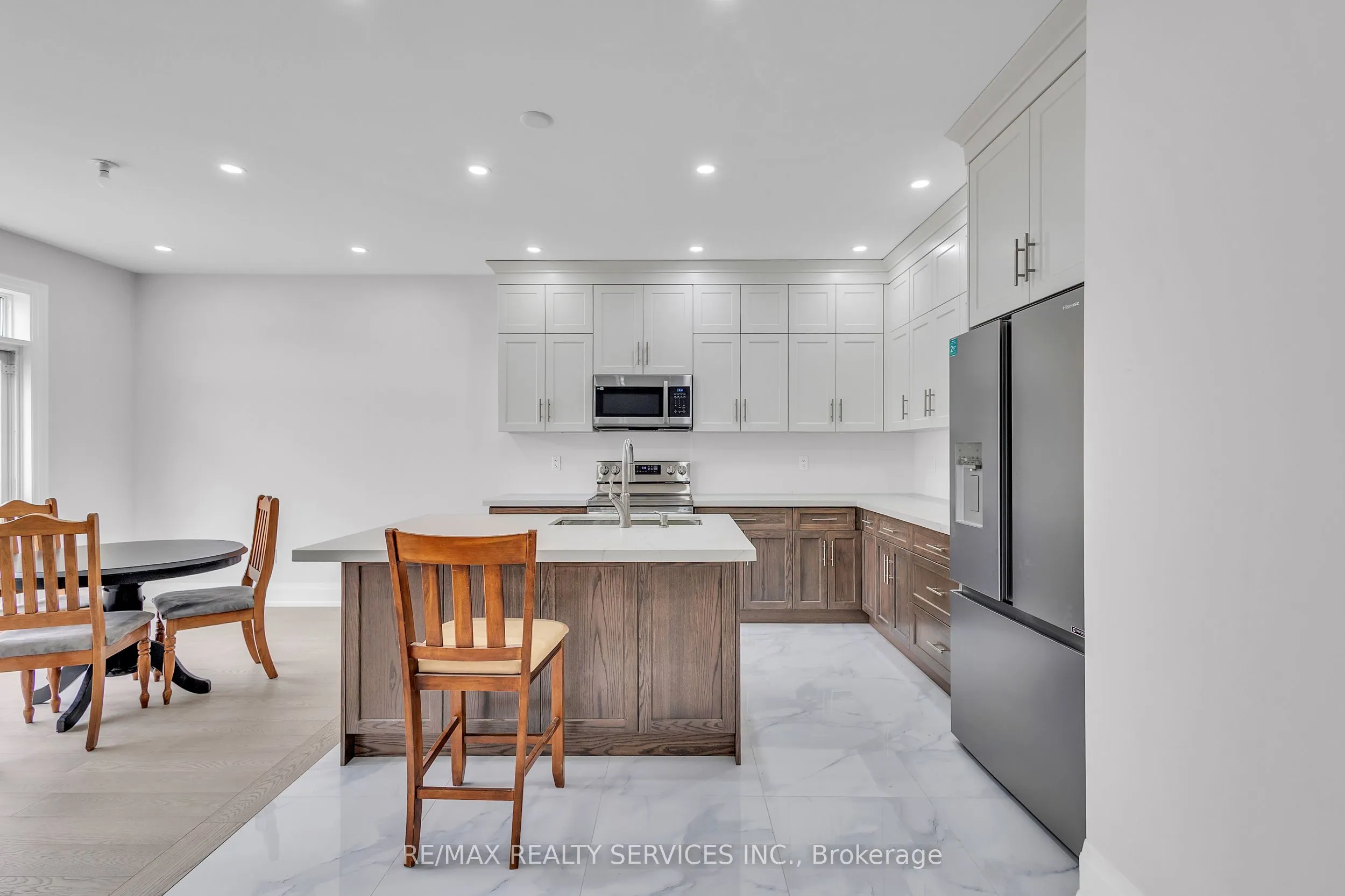 44 Albert Street W