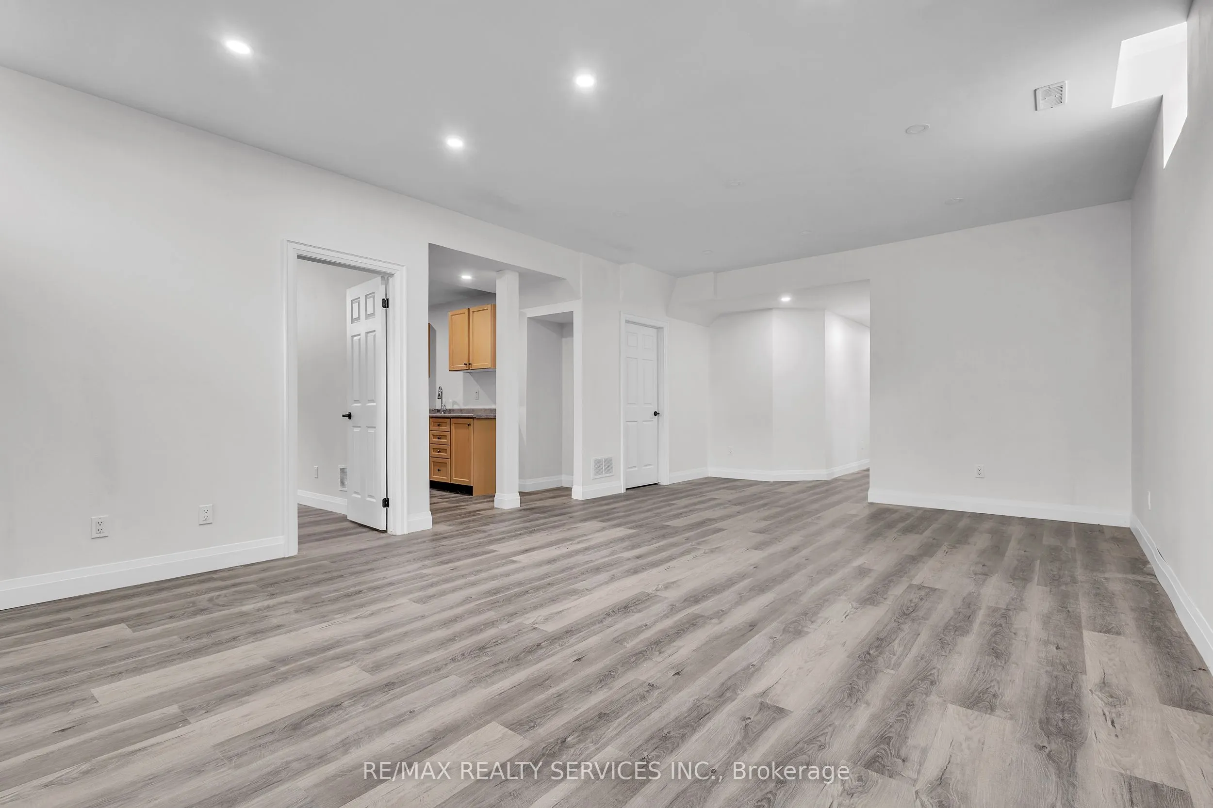 44 Albert Street W