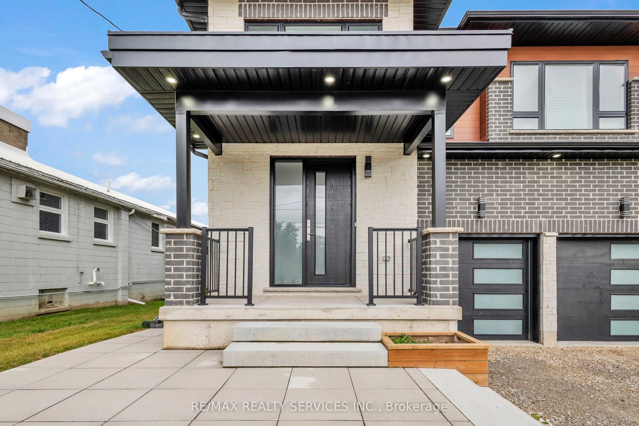 44 Albert Street W