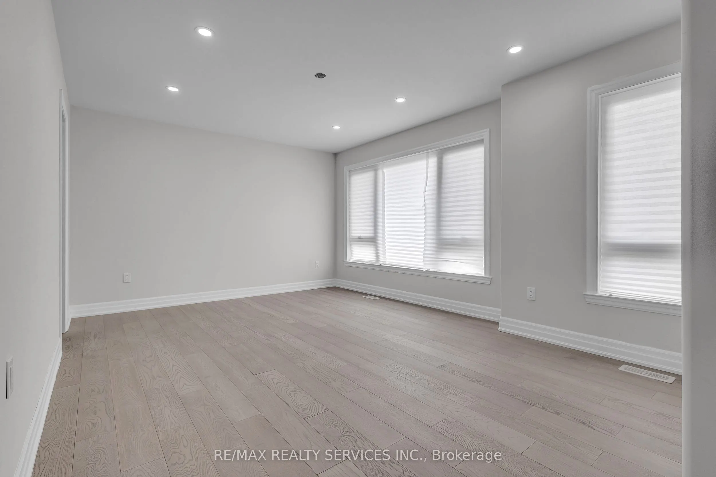44 Albert Street W